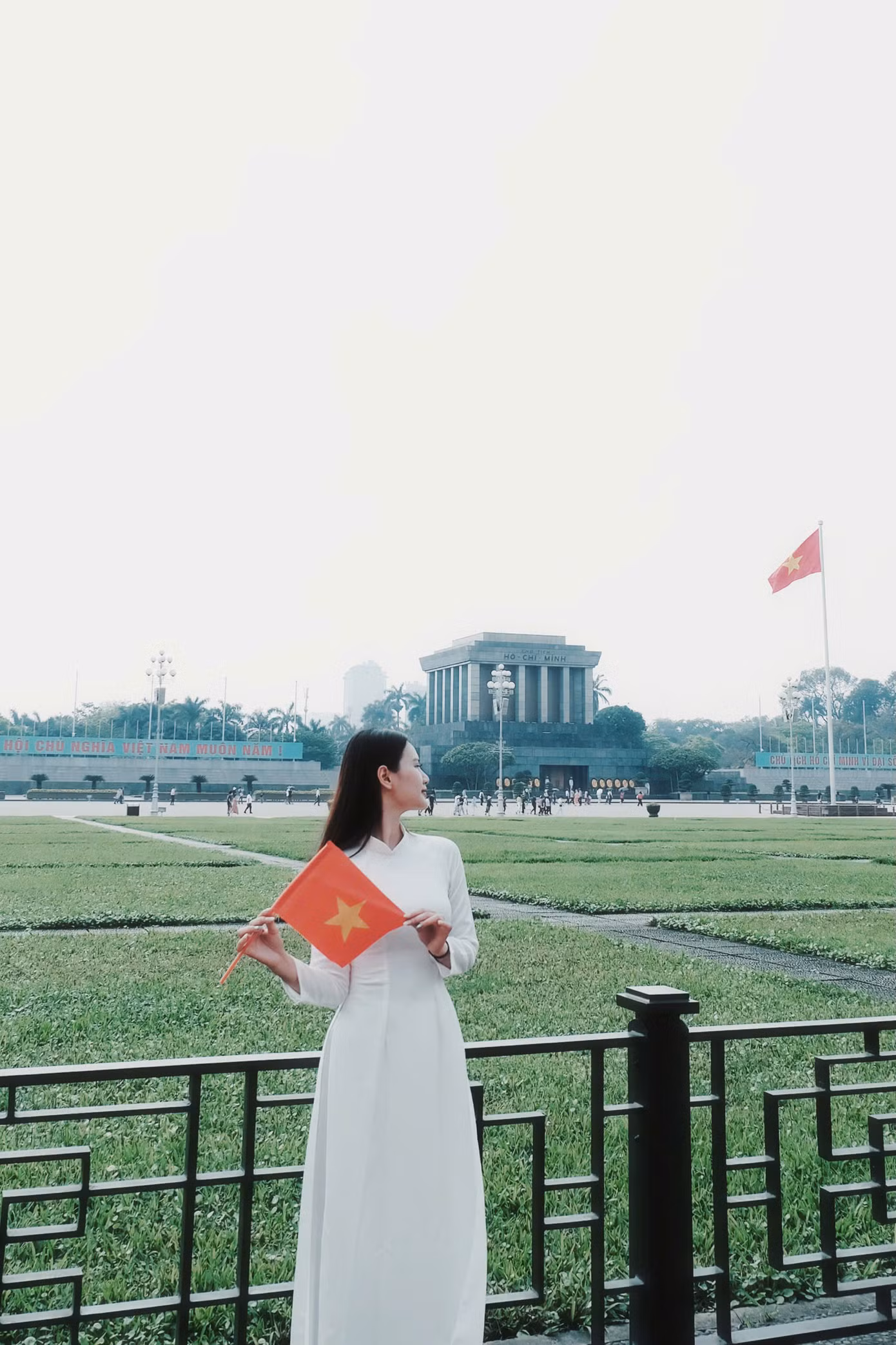 Với Kim Ngân, chiếc áo dài trắng không chỉ là trang phục truyền thống, mà còn là lời tri ân sâu sắc đối với những thế hệ đã hy sinh vì độc lập, tự do của Tổ quốc.