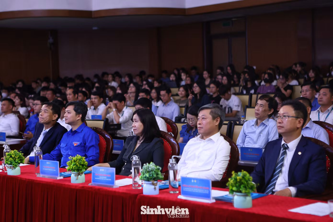Tham dự chương trình có ông Vũ Thanh Mai – Phó Trưởng Ban Tuyên giáo Trung ương; anh Nguyễn Minh Triết – Bí thư Trung ương Đoàn, Chủ tịch Trung ương Hội Sinh viên Việt Nam; anh Lâm Tùng – Phó Trưởng Ban Thanh niên Trường học Trung ương Đoàn, Giám đốc Trung tâm Hỗ trợ và Phát triển sinh viên Việt Nam. TS. Nguyễn Thị Hương – Cục trưởng Cục Thống kê, Bộ Kế hoạch và Đầu tư; ông Hoàng Đình Vinh – đại diện Ban Chính sách, Chiến lược Trung ương; ông Nguyễn Văn Thanh – Trưởng Ban Dân tộc, Tôn giáo và Kiều bào, Ủy ban Trung ương Mặt trận Tổ quốc Việt Nam; GS. TSKH. Đoàn Thái Sơn – Viện trưởng Viện Toán học, Viện Hàn lâm Khoa học và Công nghệ Việt Nam; TS. Lê Thị Thùy Vân – Phó Viện trưởng Viện Chiến lược và Chính sách tài chính, Bộ Tài chính. Sự kiện còn có sự tham dự của đại diện các bộ, ban, ngành, đoàn thể Trung ương và TP. Hà Nội, cùng các chuyên gia, nhà khoa học, thành viên Ban Giám khảo, Ban Lãnh đạo Học viện Tài chính, đại diện các trường đại học và đông đảo sinh viên, cựu thí sinh qua các mùa thi.