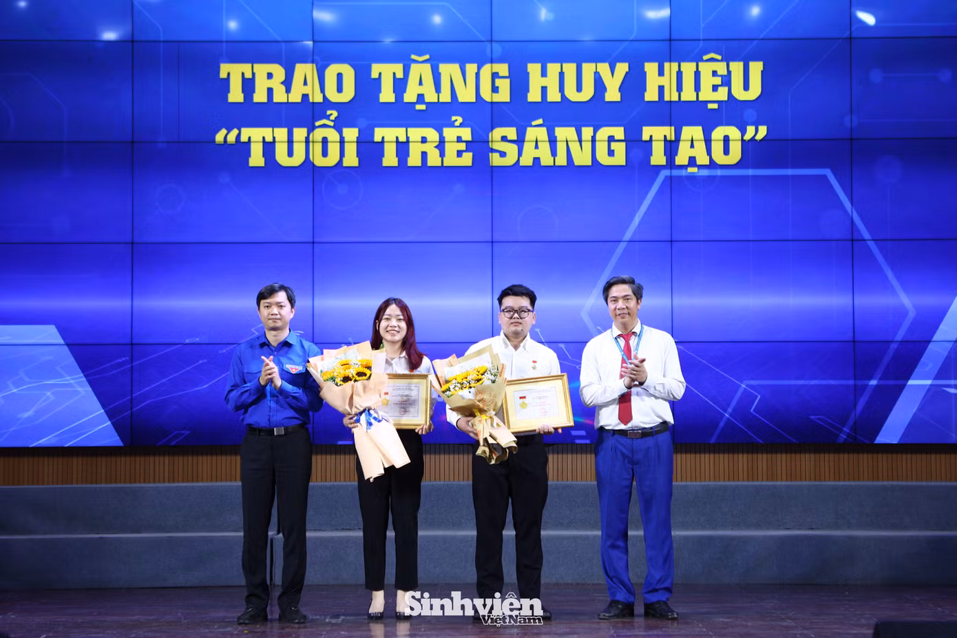 PGS. TS. Nguyễn Đào Tùng - Giám đốc Học viện Tài chính và anh Nguyễn Minh Triết - Chủ tịch Trung ương Hội SVVN trao tặng kỷ niệm chương "Vì thế hệ trẻ" và Huy hiệu "Tuổi trẻ sáng tạo" cho các cá nhân có đóng góp quan trọng với Hội thi.