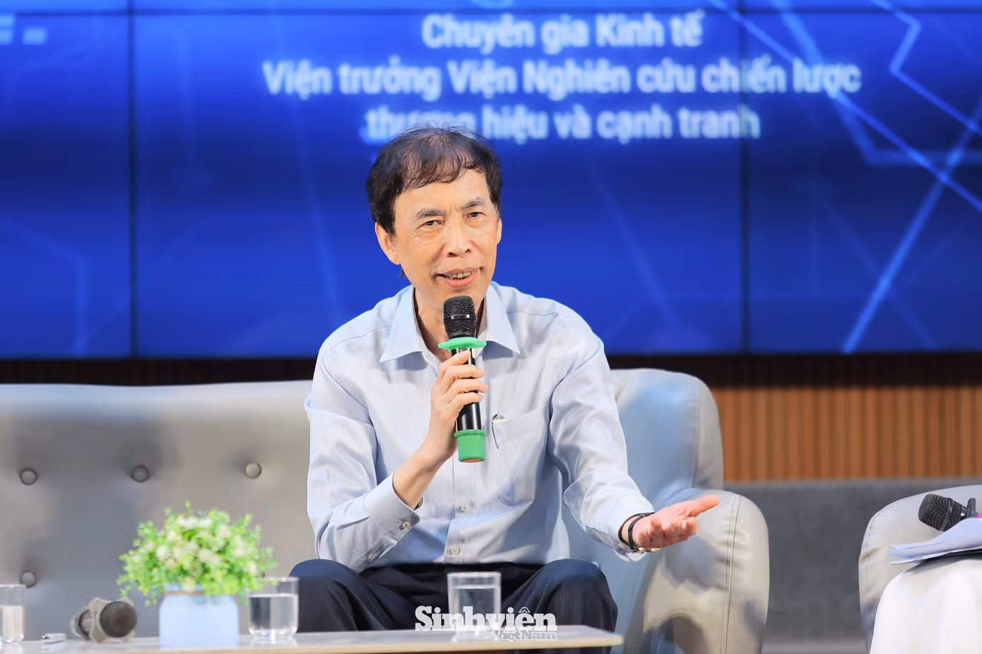 Tại Tọa đàm "Dấu ấn 10 năm Olympic Kinh tế lượng và Ứng dụng", các diễn giả đã cùng nhìn lại hành trình một thập kỷ đầy tự hào của Hội thi. Đây không chỉ là chặng đường bền bỉ "gieo mầm khoa học", vun đắp nền tảng tri thức cho nhiều thế hệ sinh viên Việt Nam, mà còn là nơi các chuyên gia, nhà khoa học truyền cảm hứng, tiếp lửa đam mê nghiên cứu cho thế hệ trẻ.
