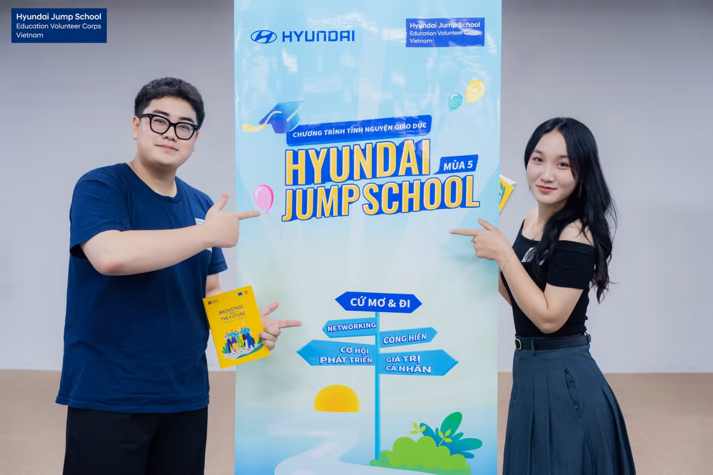 Nguyễn Anh Khoa (bên trái) tại sự kiện truyền thông Hyundai Jump School mùa 5 –nơi bắt đầu hành trình cống hiến và trưởng thành cùng mạng lưới tình nguyện viên giáo dục toàn quốc. Nguyễn Anh Khoa (bên trái) tại sự kiện truyền thông Hyundai Jump School mùa 5 –nơi bắt đầu hành trình cống hiến và trưởng thành cùng mạng lưới tình nguyện viên giáo dục toàn quốc.