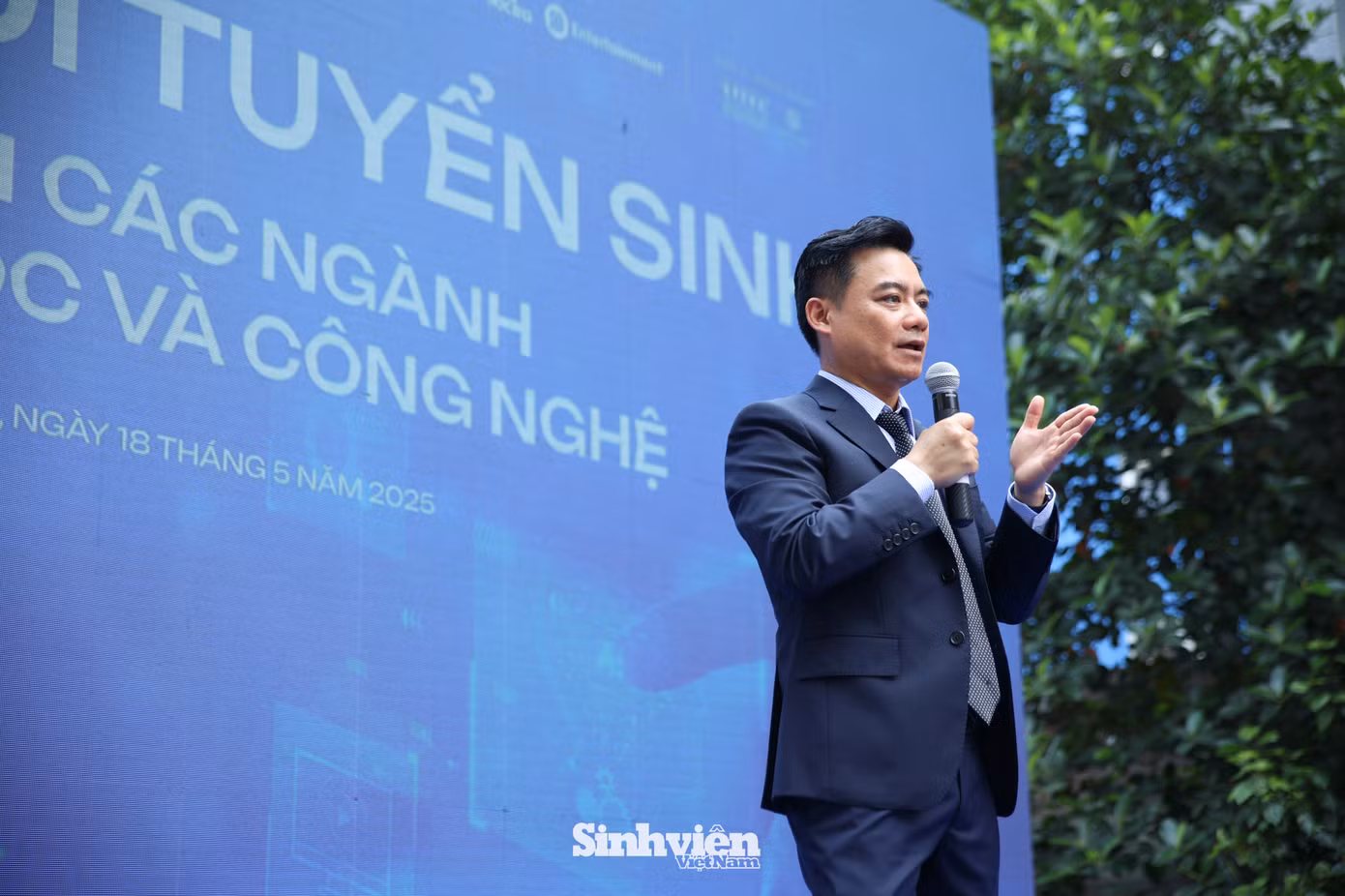 Ông Vũ Tú Thành - Phó Giám đốc điều hành, Hội đồng Kinh doanh Hoa Kỳ - ASEAN cho biết, khối các ngành Khoa học và Công nghệ đang mở ra rất nhiều cơ hội nghề nghiệp cho các bạn trẻ. Ông Vũ Tú Thành - Phó Giám đốc điều hành, Hội đồng Kinh doanh Hoa Kỳ - ASEAN cho biết, khối các ngành Khoa học và Công nghệ đang mở ra rất nhiều cơ hội nghề nghiệp cho các bạn trẻ.