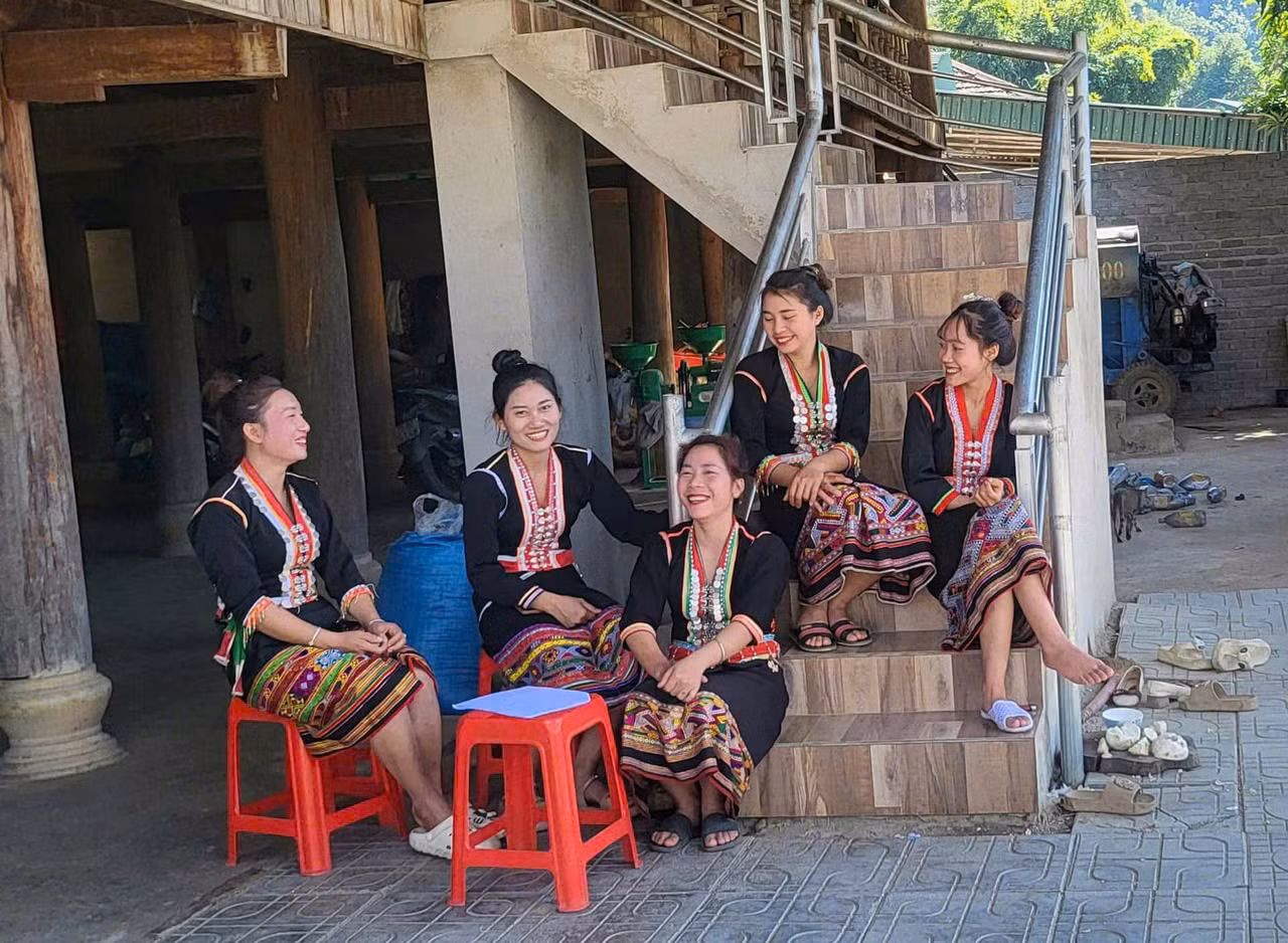 Các bà, các mẹ duyên dáng trong trang phục truyền thống của dân tộc Khơ Mú. Các bà, các mẹ duyên dáng trong trang phục truyền thống của dân tộc Khơ Mú.