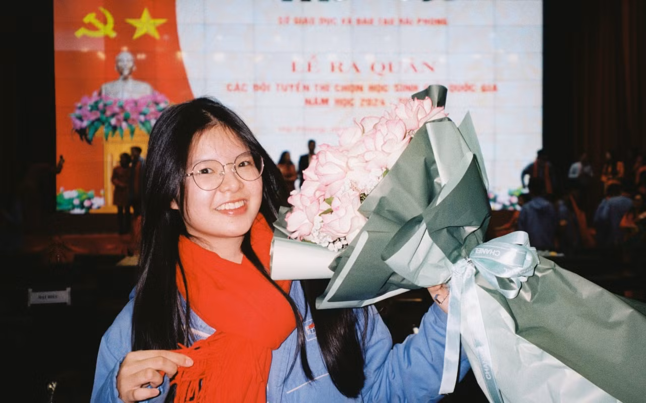 Huyền Thương tại Lễ ra quân các đội tuyển thi chọn học sinh giỏi quốc gia của thành phố Hải Phòng vào tháng 12/2024. Huyền Thương tại Lễ ra quân các đội tuyển thi chọn học sinh giỏi quốc gia của thành phố Hải Phòng vào tháng 12/2024.
