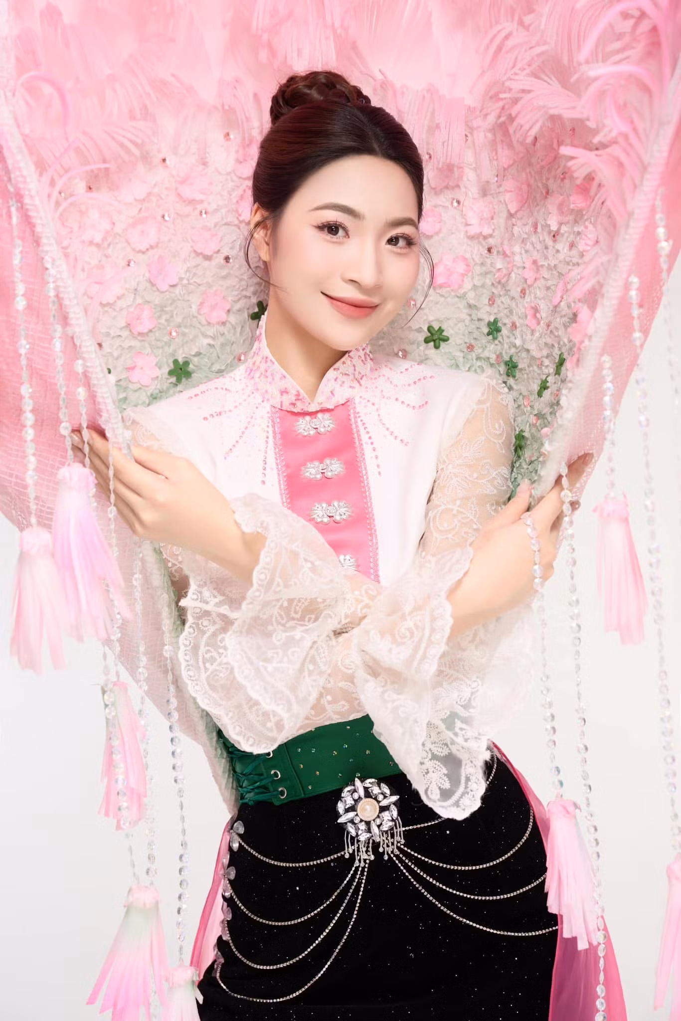 Bộ “Mùa hoa ban nở” – một trong những thiết kế tiêu biểu của Nguyễn Anh Tuấn, lấy cảm hứng từ trang phục dân tộc Thái và vẻ đẹp mùa hoa ban Tây Bắc. Bộ “Mùa hoa ban nở” – một trong những thiết kế tiêu biểu của Nguyễn Anh Tuấn, lấy cảm hứng từ trang phục dân tộc Thái và vẻ đẹp mùa hoa ban Tây Bắc.
