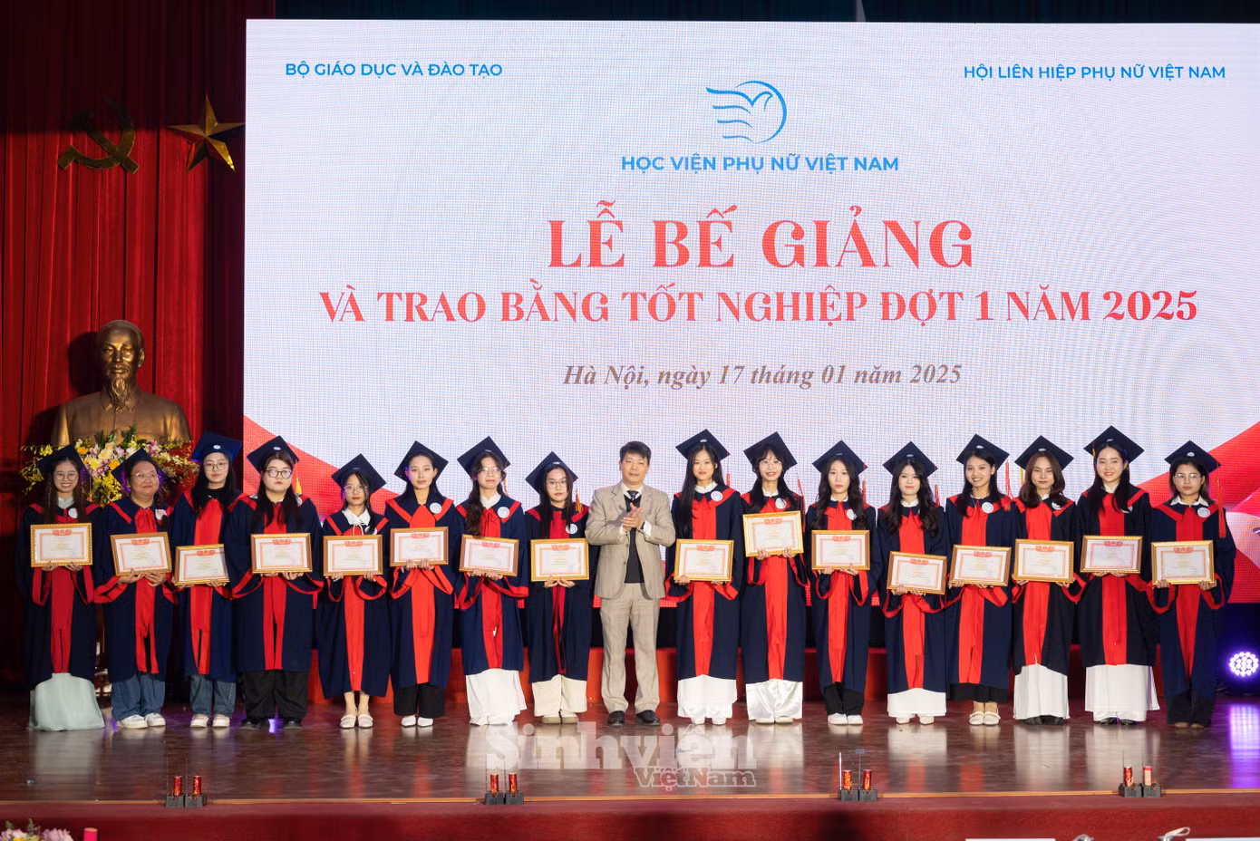 PGS.TS Trần Quang Tiến - Bí thư Đảng ủy, Giám đốc Học viện Phụ nữ Việt Nam chúc mừng những sinh viên có thành tích học tập tiêu biểu.