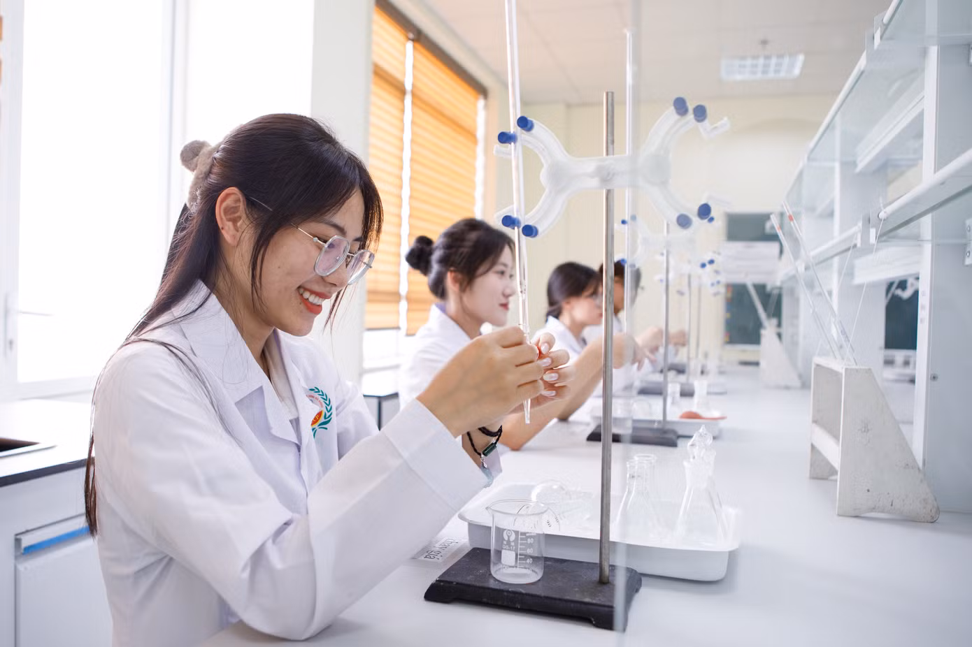 Sinh viên thích thú với các hoạt động học tập, nghiên cứu tại hệ phòng thí nghiệm hiện đại.