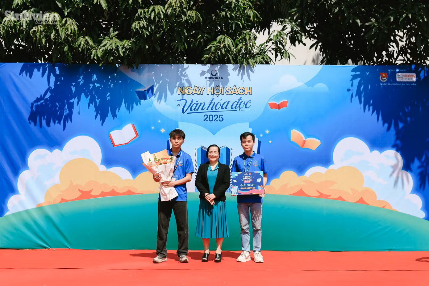 Điểm nhấn đặc biệt trong chương trình khai mạc còn là lễ trao giải cuộc thi sáng tác ấn phẩm truyền thông Phenikaa Student Council 2025 với chủ đề "Văn hóa học đường năm học 2024 - 2025". Cuộc thi ý nghĩa này được tổ chức nhằm khuyến khích sinh viên thể hiện nhận thức sâu sắc và những nét đẹp văn hóa học đường thông qua các sản phẩm truyền thông sáng tạo. Ban tổ chức đã vinh danh 12 tác phẩm xuất sắc nhất, các tác phẩm được đánh giá cao bởi khả năng truyền tải trọn vẹn thông điệp và tạo ấn tượng mạnh mẽ đối với người xem.