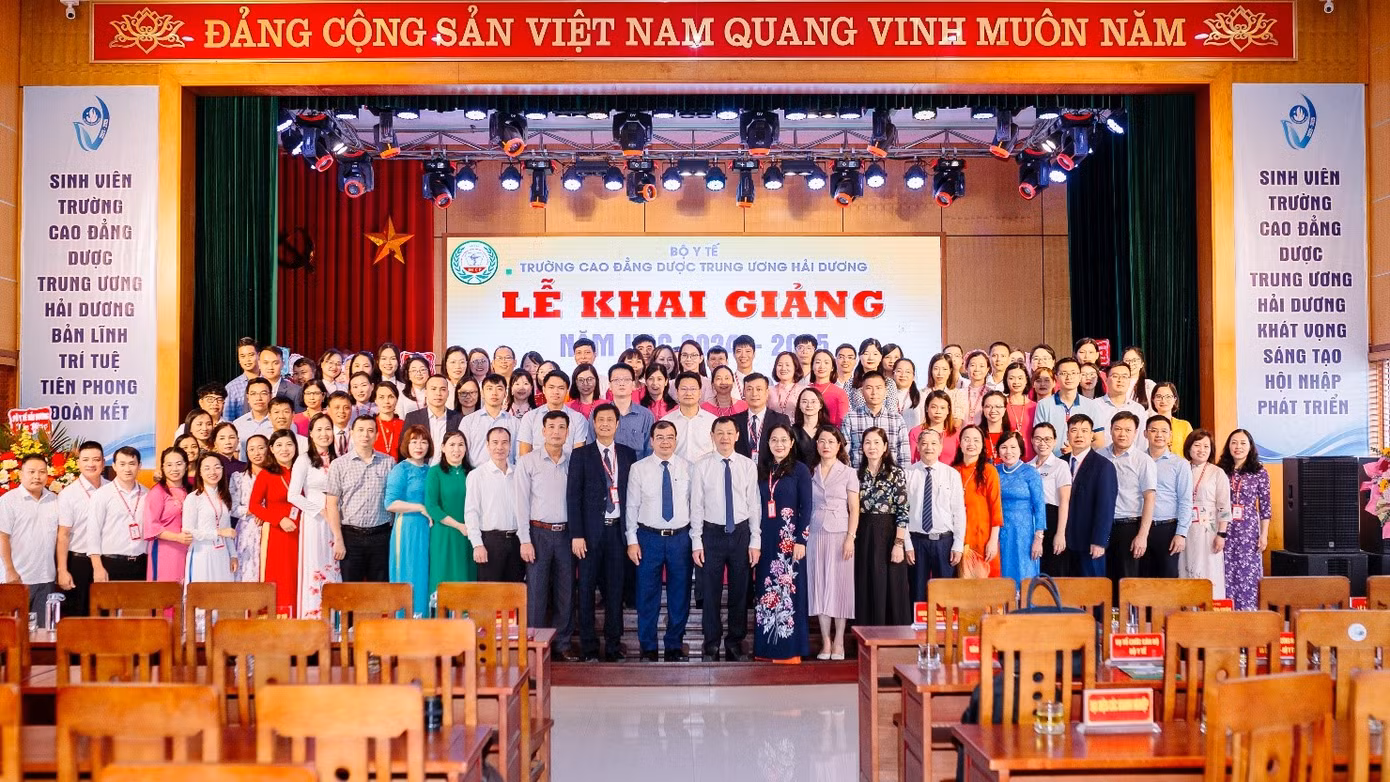 Cán bộ, giảng viên nhà trường trong ngày khai giảng năm học 2024-2025.