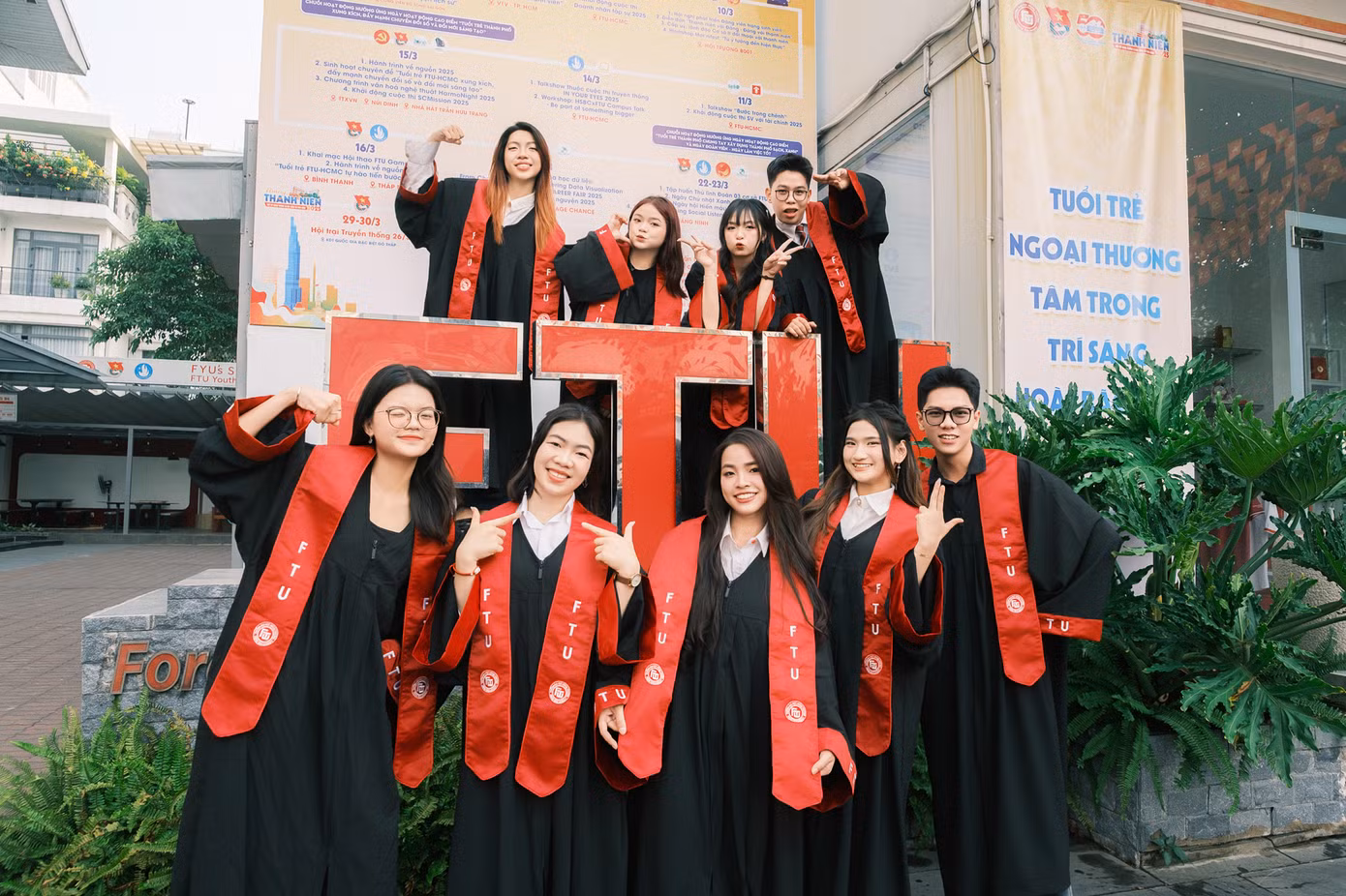 Một lần đứng lại, để thanh xuân được nhìn rõ hơn. Trong khoảnh khắc tưởng chừng lướt qua ấy, Phương Thiên nhận ra: mình đang đứng ở giao lộ đẹp nhất đời – nơi tuổi trẻ vừa rực rỡ, vừa sắp sửa khép lại.
