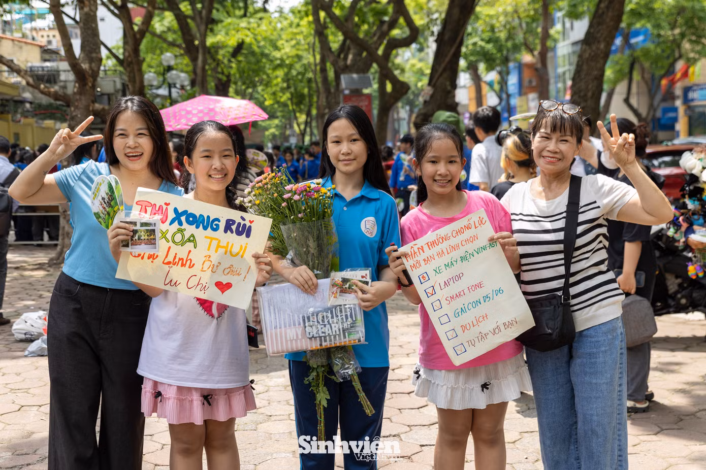 Tại điểm thi THPT Phan Đình Phùng, phụ huynh và người thân chuẩn bị hoa và quà chúc mừng các sĩ tử đã hoàn thành kỳ thi. Tại điểm thi THPT Phan Đình Phùng, phụ huynh và người thân chuẩn bị hoa và quà chúc mừng các sĩ tử đã hoàn thành kỳ thi.