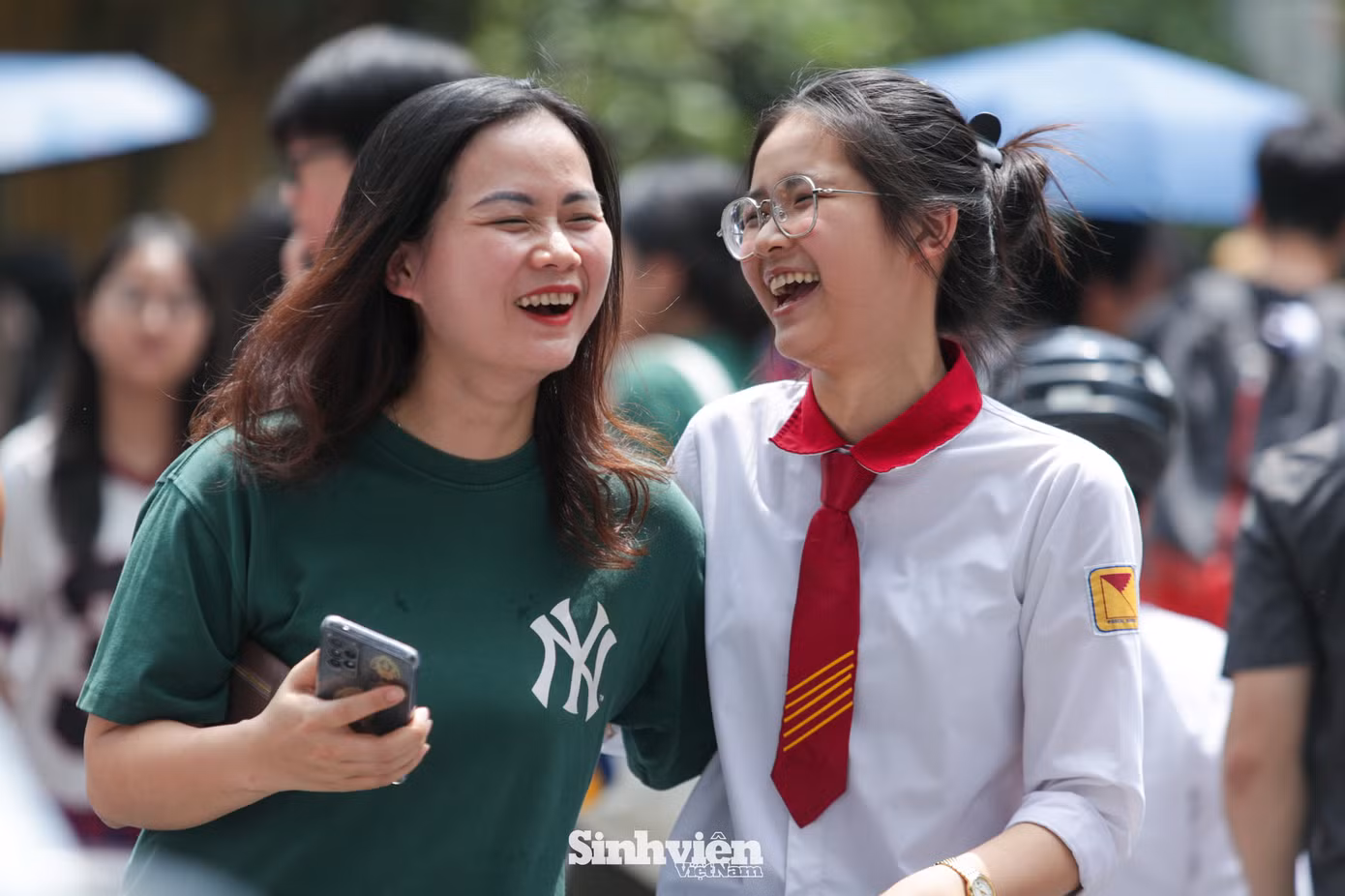 Tại điểm thi Trường THPT Phan Đình Phùng, các sĩ tử rời phòng thi với nụ cười rạng rỡ, nhiều thí sinh tự tin đạt điểm trên 8. Tại điểm thi Trường THPT Phan Đình Phùng, các sĩ tử rời phòng thi với nụ cười rạng rỡ, nhiều thí sinh tự tin đạt điểm trên 8.