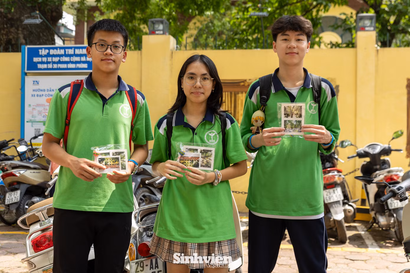 Chung nhận định đề thi vừa sức và bám sát kiến thức đã học, em Linh Đan, Huy Dương và Đinh Huy (Trường THCS Thực nghiệm) đều tỏ ra rất tự tin. "Em thấy đề còn cơ bản hơn những đề em đã ôn luyện ở nhà nên làm bài rất tốt," Linh Đan chia sẻ và tự tin bài làm của mình có thể đạt trên 9 điểm. Tương tự, em Đinh Duy cũng cho rằng đề không quá khó và dù có một vài sai sót nhỏ đáng tiếc, em vẫn chắc chắn đạt trên 8 điểm. Chung nhận định đề thi vừa sức và bám sát kiến thức đã học, em Linh Đan, Huy Dương và Đinh Huy (Trường THCS Thực nghiệm) đều tỏ ra rất tự tin. "Em thấy đề còn cơ bản hơn những đề em đã ôn luyện ở nhà nên làm bài rất tốt," Linh Đan chia sẻ và tự tin bài làm của mình có thể đạt trên 9 điểm. Tương tự, em Đinh Duy cũng cho rằng đề không quá khó và dù có một vài sai sót nhỏ đáng tiếc, em vẫn chắc chắn đạt trên 8 điểm.