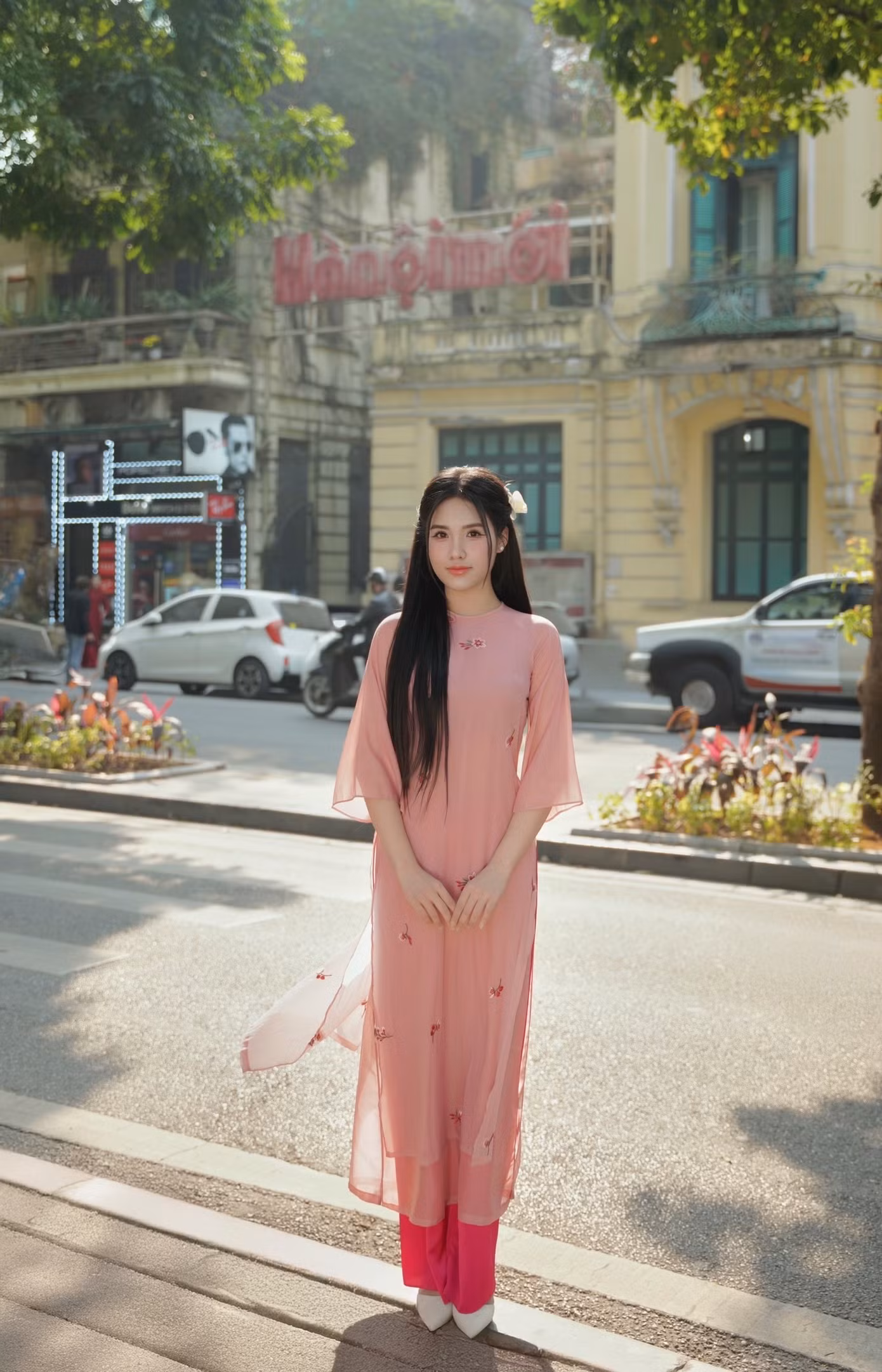 Thảo Nguyên không chỉ khoác lên mình tà áo dài, mà còn mang theo niềm tự hào và tình yêu dành cho văn hóa Việt. Thảo Nguyên không chỉ khoác lên mình tà áo dài, mà còn mang theo niềm tự hào và tình yêu dành cho văn hóa Việt.