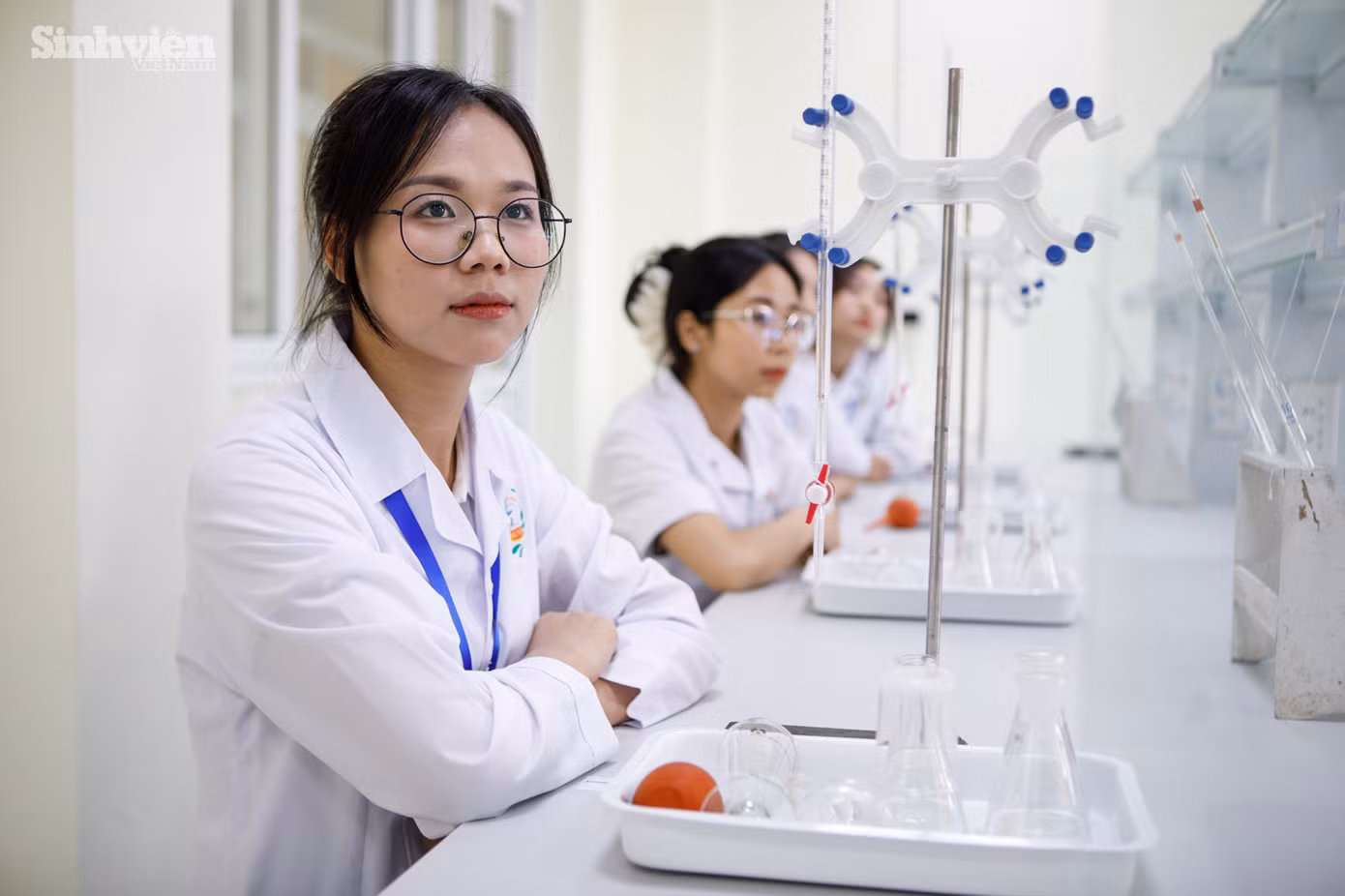 Sinh viên theo học ngành Dược trình độ cao đẳng hệ chính quy của trường sẽ được hỗ trợ 70% học phí từ Bộ Y tế.