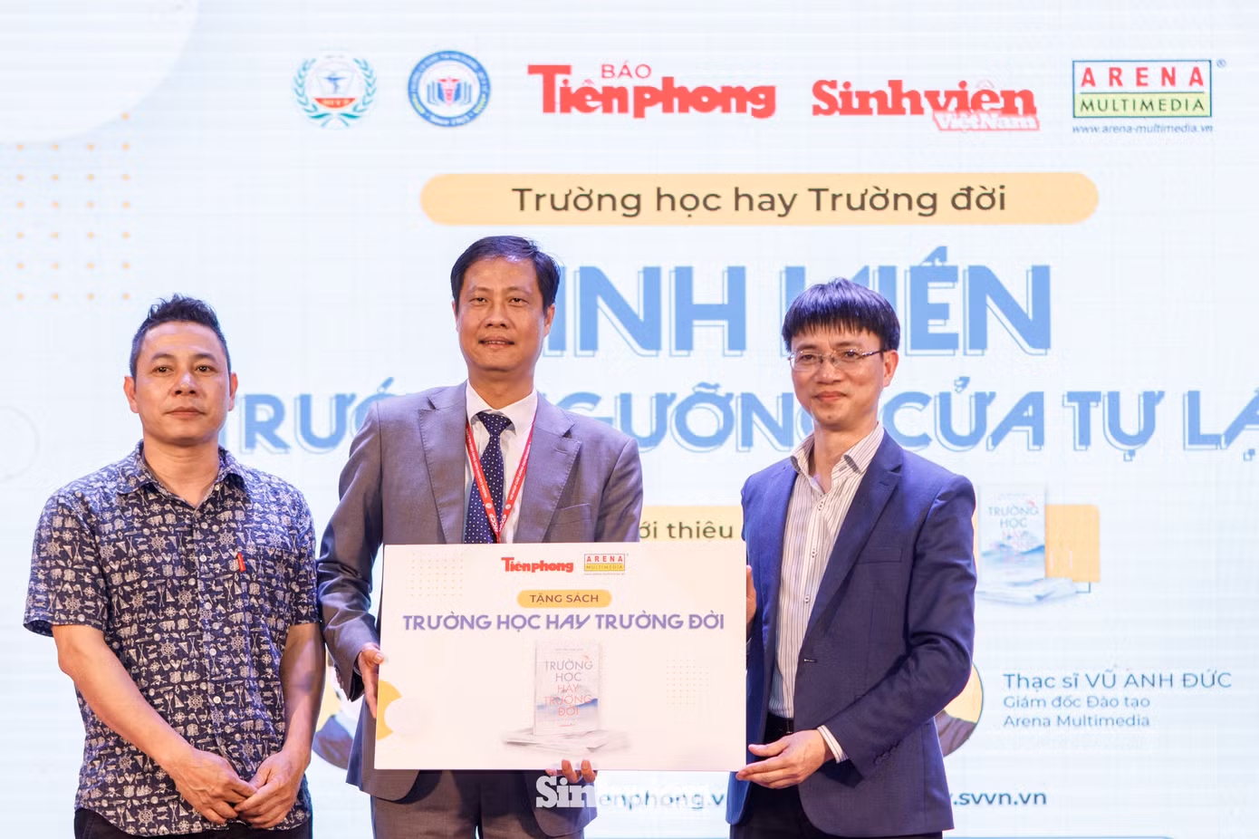 Đại diện Báo Tiền Phong và Hệ thống Đào tạo Arena Multimedia trao tặng 100 cuốn sách "Trường học hay Trường đời" cho Trường Cao đẳng Dược Trung ương Hải Dương.