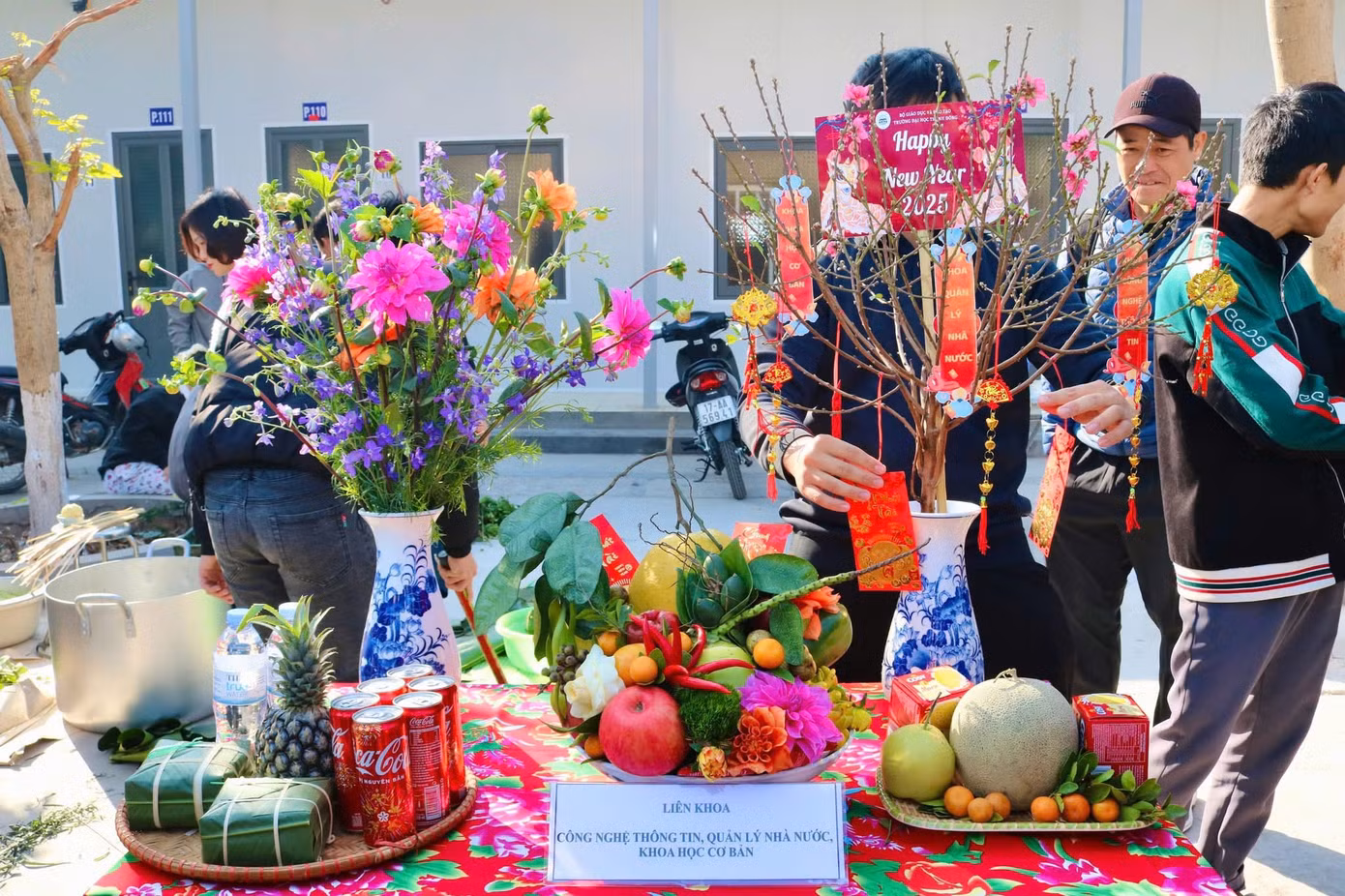 Sinh viên Trường Đại học Thành Đông tham gia Hội thi “Gói Bánh chưng - Trưng bày Mâm ngũ quả ngày Tết” năm 2025 (Nguồn: Trường Đại học Thành Đông). Sinh viên Trường Đại học Thành Đông tham gia Hội thi “Gói Bánh chưng - Trưng bày Mâm ngũ quả ngày Tết” năm 2025 (Nguồn: Trường Đại học Thành Đông).