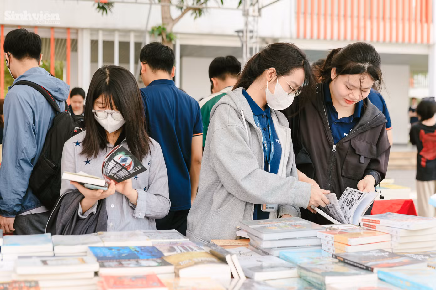 Ngày hội Sách &amp; Văn hóa Đọc Phenikaa Uni 2025 sẽ diễn ra từ ngày 15 đến ngày 18 tháng 4 năm 2025 tại Trường Đại học Phenikaa, hứa hẹn mang đến nhiều hoạt động ý nghĩa như triển lãm sách, cuộc thi viết, bốc thăm trúng thưởng và các gian hàng sách ưu đãi, tạo điều kiện tốt nhất để sinh viên tiếp cận tri thức và nuôi dưỡng tình yêu đọc sách.