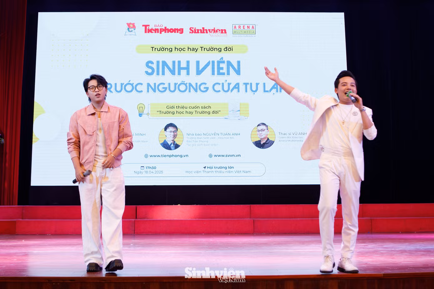 Hai ca sĩ nhanh chóng khuấy động không khí hội trường, làm chủ sân khấu.