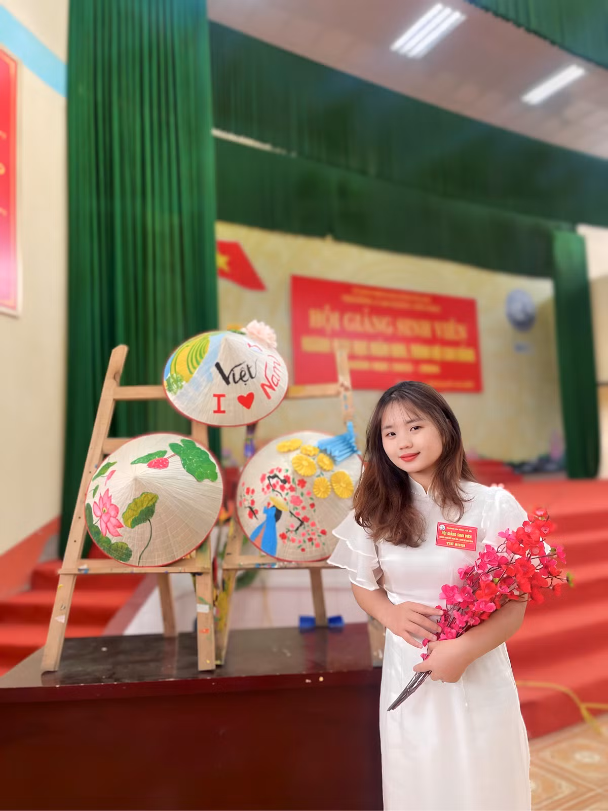 Thanh Huyền ghi dấu thành tích khi đạt giải Nhì trong Hội giảng sinh viên.
