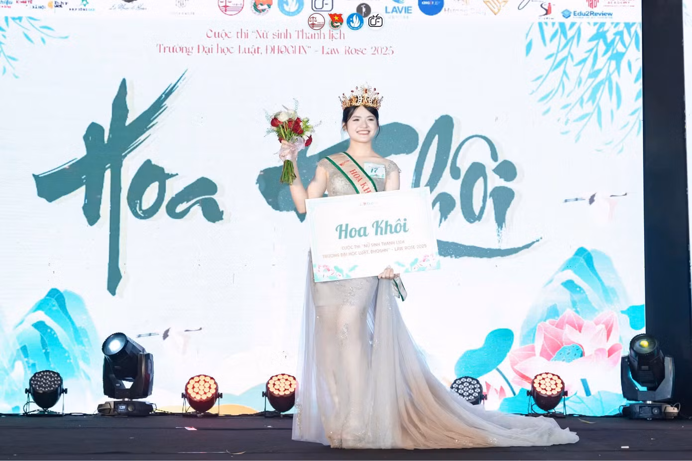 Thảo trở thành Hoa khôi trong cuộc thi Nữ sinh thanh lịch do trường tổ chức.