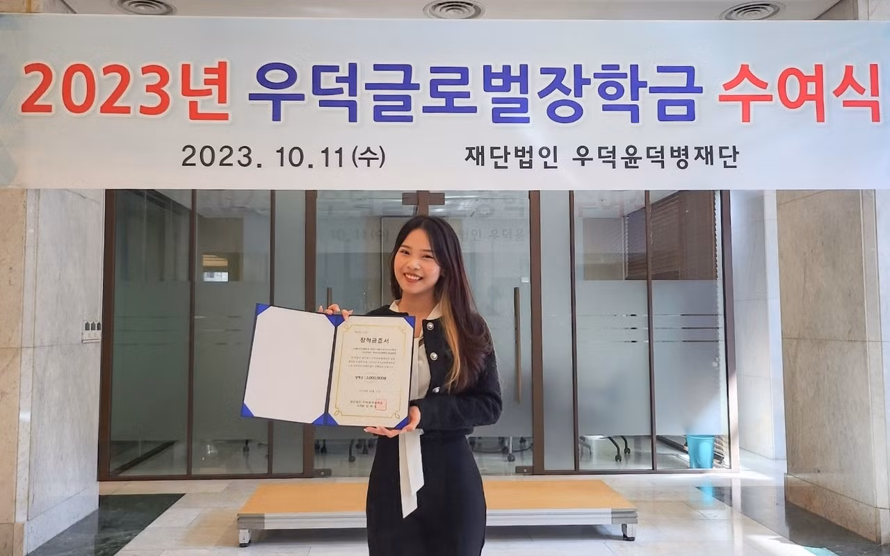 Nhận học bổng của Tập đoàn Wooduk năm 2023.