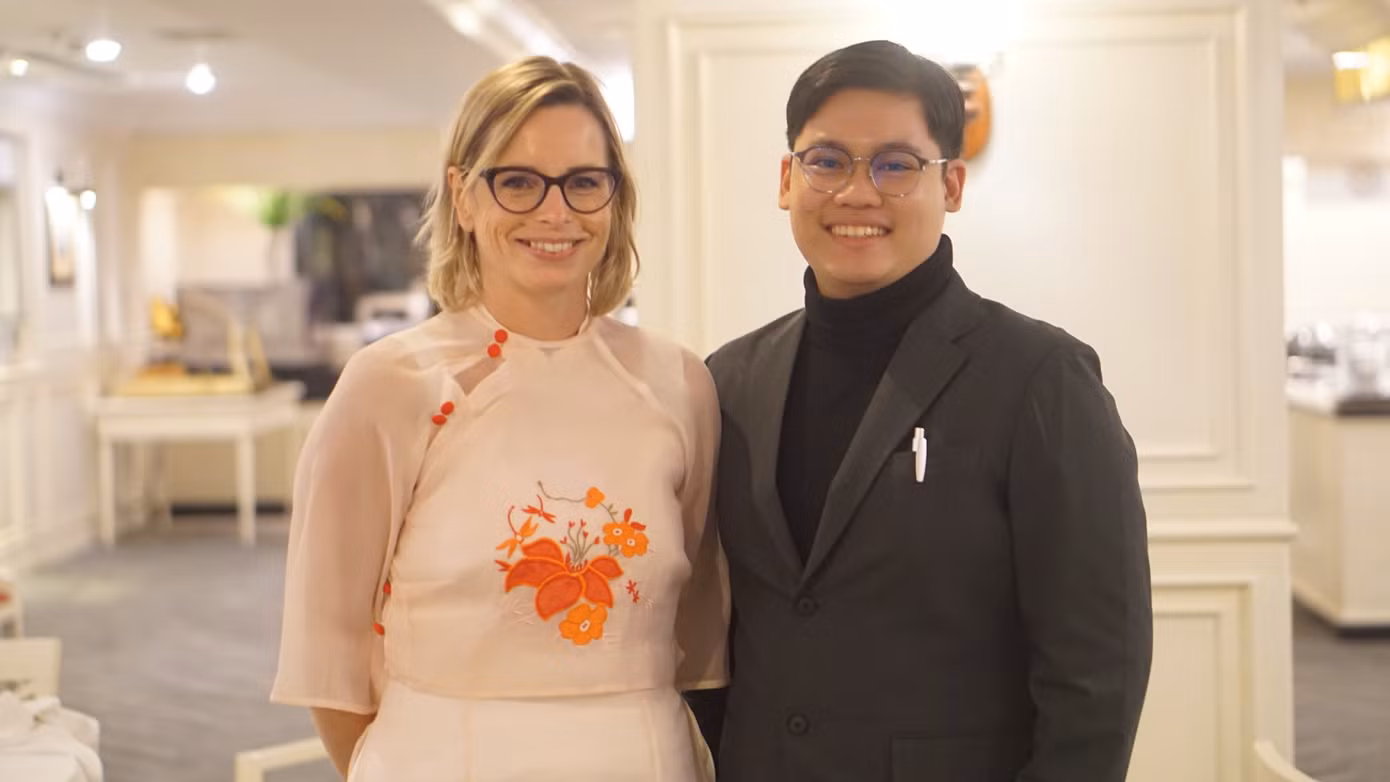 Bá Toàn chụp ảnh lưu niệm cùng Phó Đại sứ New Zealand Ginny Chapman trong buổi Pre-departure briefing. Bá Toàn chụp ảnh lưu niệm cùng Phó Đại sứ New Zealand Ginny Chapman trong buổi Pre-departure briefing.
