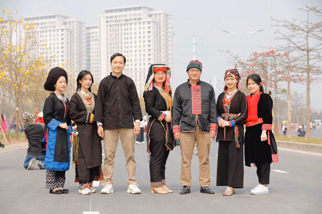 Huyền Trang cùng diện trang phục truyền thống dân tộc Dao bên cạnh các nhánh Dao khác tại vườn hoa Phong Linh, Hà Đông. Huyền Trang cùng diện trang phục truyền thống dân tộc Dao bên cạnh các nhánh Dao khác tại vườn hoa Phong Linh, Hà Đông.
