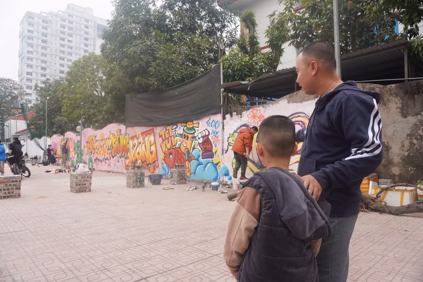"Thật đẹp và ý nghĩa! Đây là cách nghệ thuật làm đẹp cuộc sống và lan tỏa giá trị văn hóa", một cư dân nhận xét về tác phẩm graffiti mới. "Thật đẹp và ý nghĩa! Đây là cách nghệ thuật làm đẹp cuộc sống và lan tỏa giá trị văn hóa", một cư dân nhận xét về tác phẩm graffiti mới.