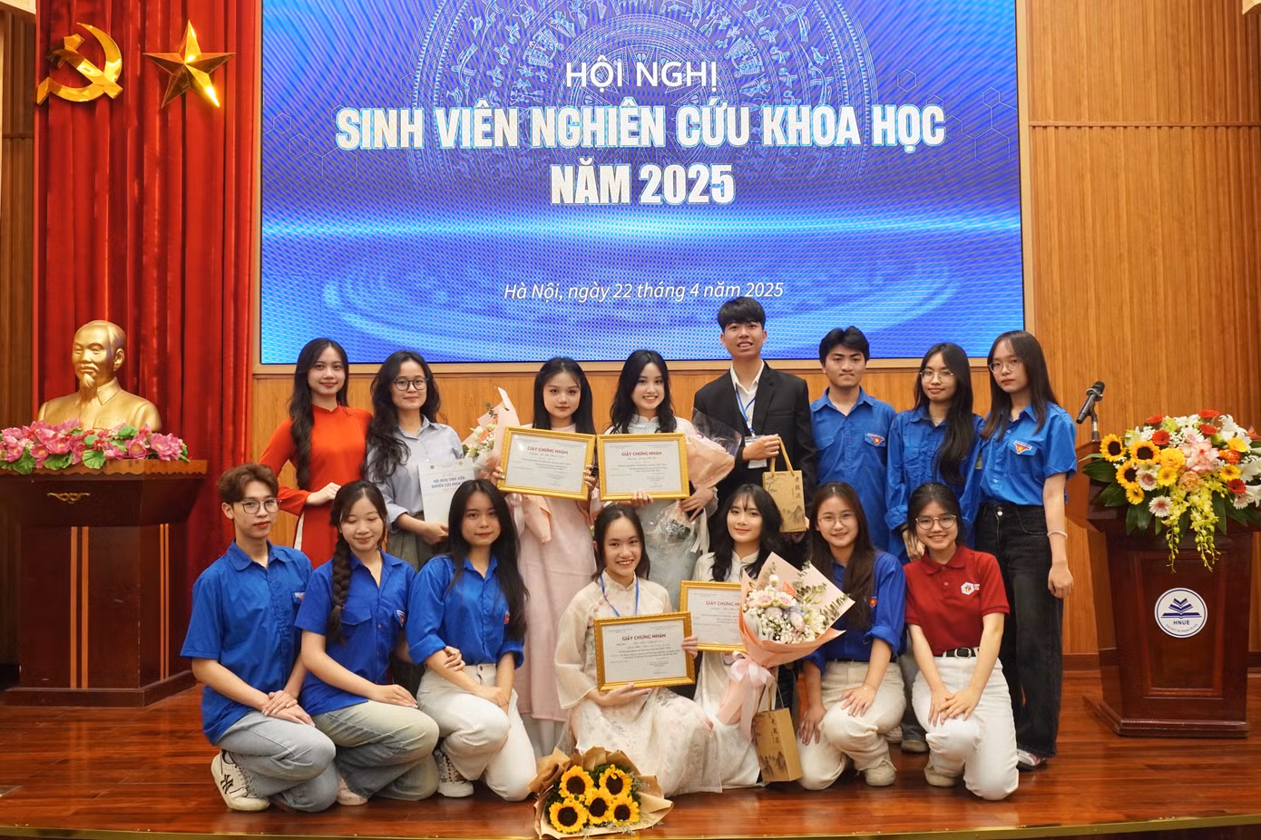 Thảo Chi chụp cùng các bạn tại Hội nghị Sinh viên Nghiên cứu khoa học năm 2025. Thảo Chi chụp cùng các bạn tại Hội nghị Sinh viên Nghiên cứu khoa học năm 2025.