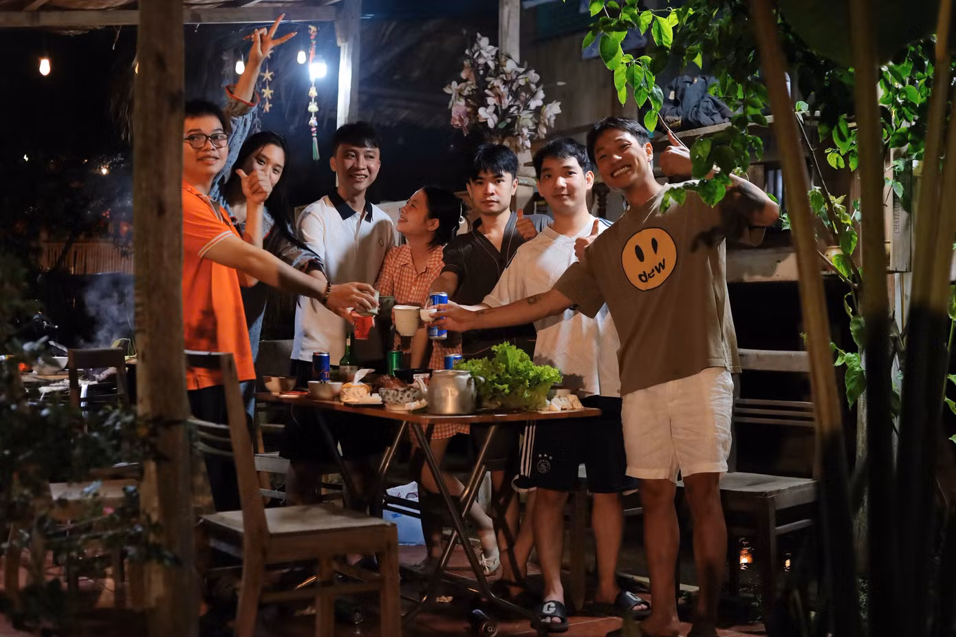 Trở về không chỉ để bắt đầu lại, mà còn là để hàn gắn. Khoảnh khắc Quang Hải đồng hành cùng câu chuyện đời của những vị khách.