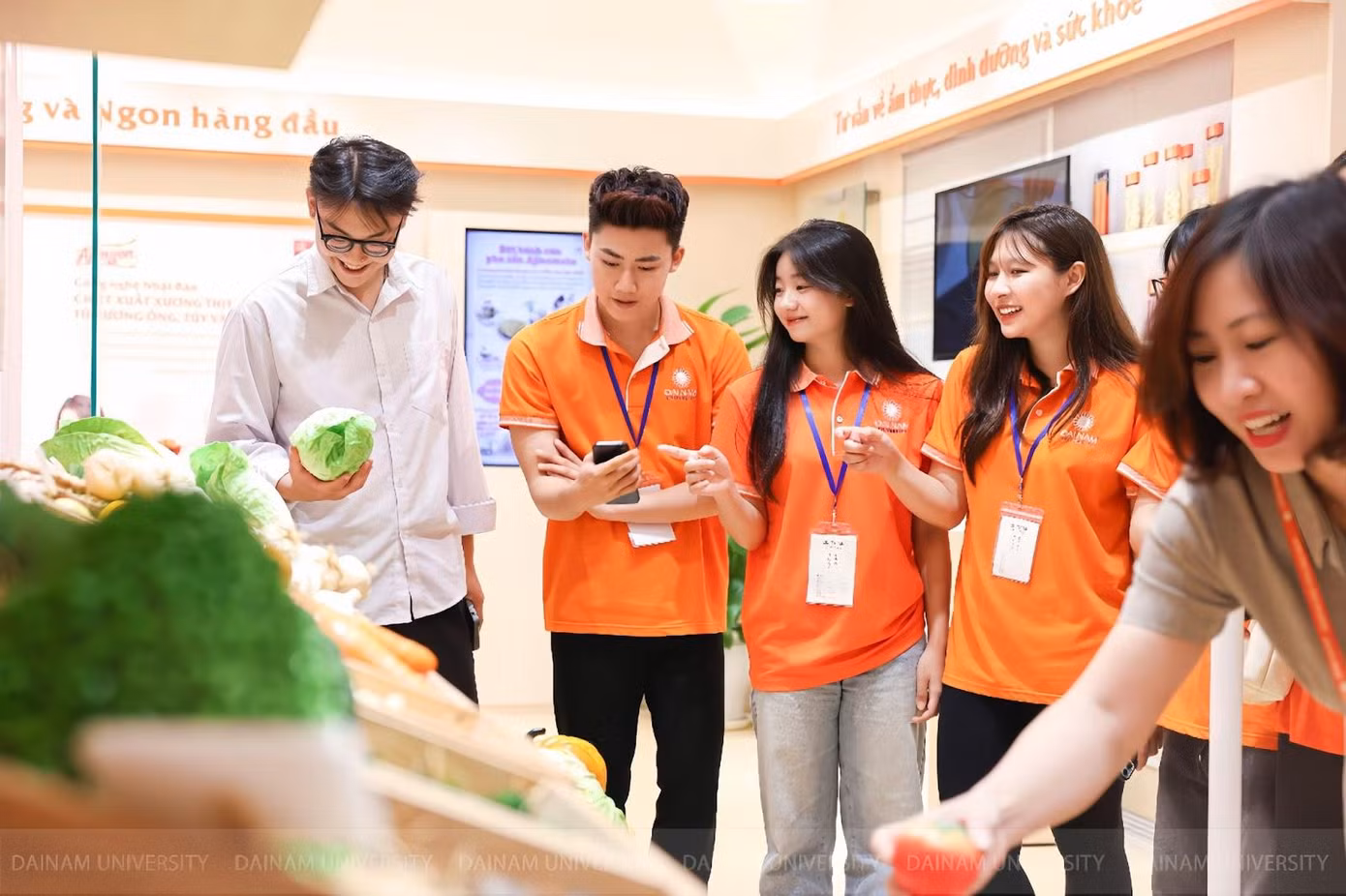Hình ảnh Huy tích cực tham gia trải nghiệm thực tiễn tại Công ty Ajinomoto cùng Khoa.