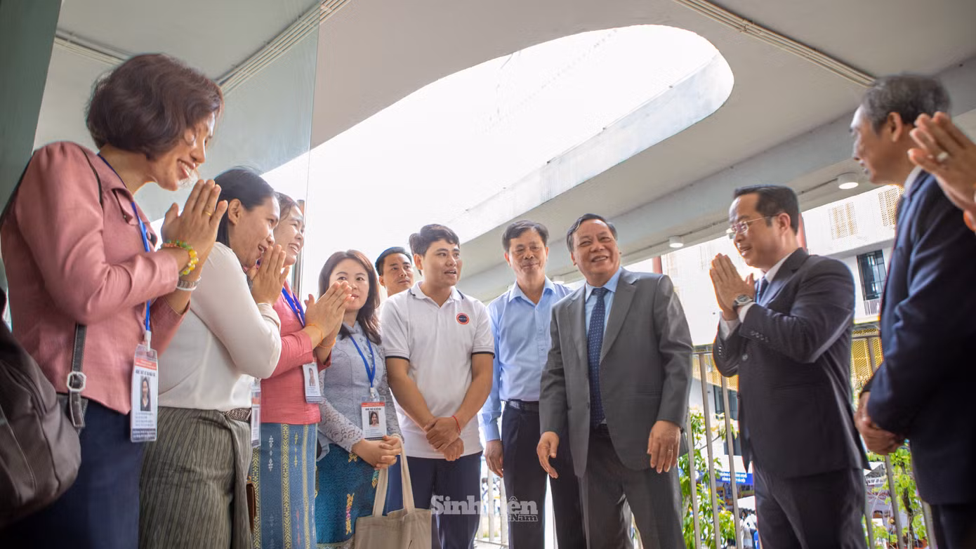 Ông Nguyễn Văn Phong - Phó Bí thư Thường trực Thành uỷ Hà Nội gặp gỡ, động viên các thầy cô giáo dạy nghề đến từ thủ đô Viêng Chăn, Lào.