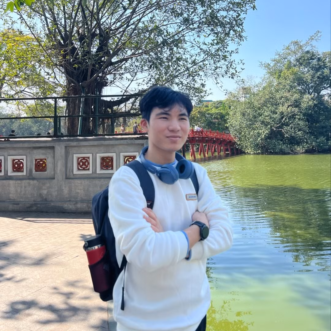 Không có điều kiện học thêm, Viết Tỉnh tự học tiếng Anh bằng cách nghe YouTube, podcast và… ra hồ Hoàn Kiếm bắt chuyện với khách du lịch nước ngoài.