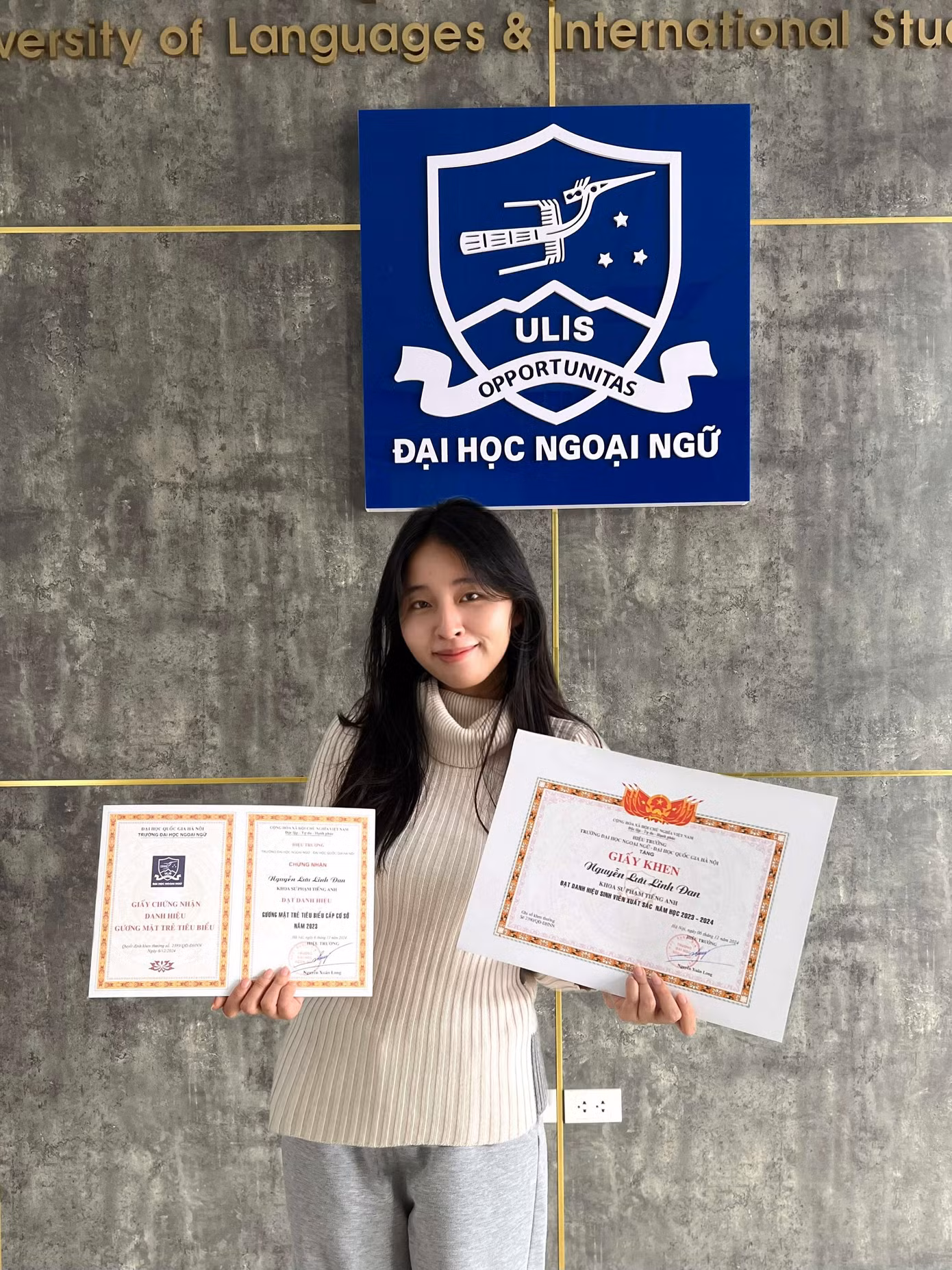 Tại môi trường Đại học, Linh Đan ghi dấu với nhiều thành tích xuất sắc như: 2 học bổng trao đổi sinh viên (tại Singapore và Nhật Bản), Gương mặt trẻ tiêu biểu (cấp cơ sở), Sinh viên xuất sắc,...