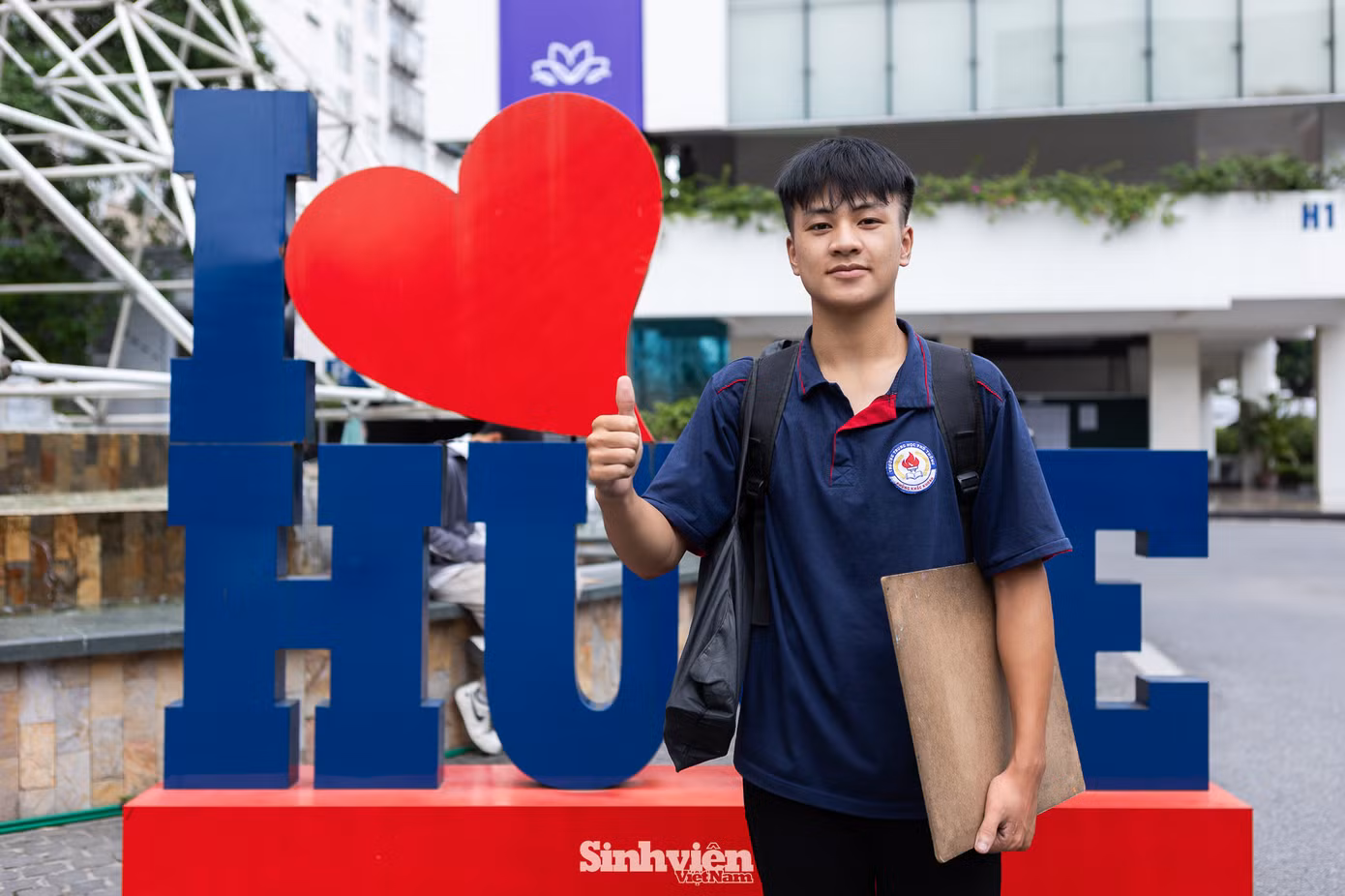 Ghi nhận tại điểm thi, không khí cởi mở, vui vẻ bao trùm khi các thí sinh bắt đầu ra về. Bạn Nam Khánh, đến từ Thạch Thất (Hà Nội), vui vẻ chia sẻ: "Trường Đại học Xây dựng là trường duy nhất em đăng ký thi năng khiếu. Em thấy đề thi khá vừa sức và em làm được bài". Chia sẻ cụ thể hơn, một nhóm học viên đến từ Epic Art cho biết: "Đề tĩnh vật khá dễ ạ, còn đề phác hoạ thì chúng em thấy phụ thuộc vào kỹ năng của mỗi bạn. Đề không khó, không hề đánh đố." Đặc biệt, khi so sánh với kỳ thi của các trường khác, nhóm bạn này nhận định: "So với đề thi của Đại học Kiến trúc thì em thấy đề này dễ thở hơn nhiều." Đây cũng là ý kiến được nhiều thí sinh khác đồng tình, cho rằng đề thi tạo điều kiện cho các thí sinh thể hiện đúng năng lực mà không gây áp lực không cần thiết. Ghi nhận tại điểm thi, không khí cởi mở, vui vẻ bao trùm khi các thí sinh bắt đầu ra về. Bạn Nam Khánh, đến từ Thạch Thất (Hà Nội), vui vẻ chia sẻ: "Trường Đại học Xây dựng là trường duy nhất em đăng ký thi năng khiếu. Em thấy đề thi khá vừa sức và em làm được bài". Chia sẻ cụ thể hơn, một nhóm học viên đến từ Epic Art cho biết: "Đề tĩnh vật khá dễ ạ, còn đề phác hoạ thì chúng em thấy phụ thuộc vào kỹ năng của mỗi bạn. Đề không khó, không hề đánh đố." Đặc biệt, khi so sánh với kỳ thi của các trường khác, nhóm bạn này nhận định: "So với đề thi của Đại học Kiến trúc thì em thấy đề này dễ thở hơn nhiều." Đây cũng là ý kiến được nhiều thí sinh khác đồng tình, cho rằng đề thi tạo điều kiện cho các thí sinh thể hiện đúng năng lực mà không gây áp lực không cần thiết.