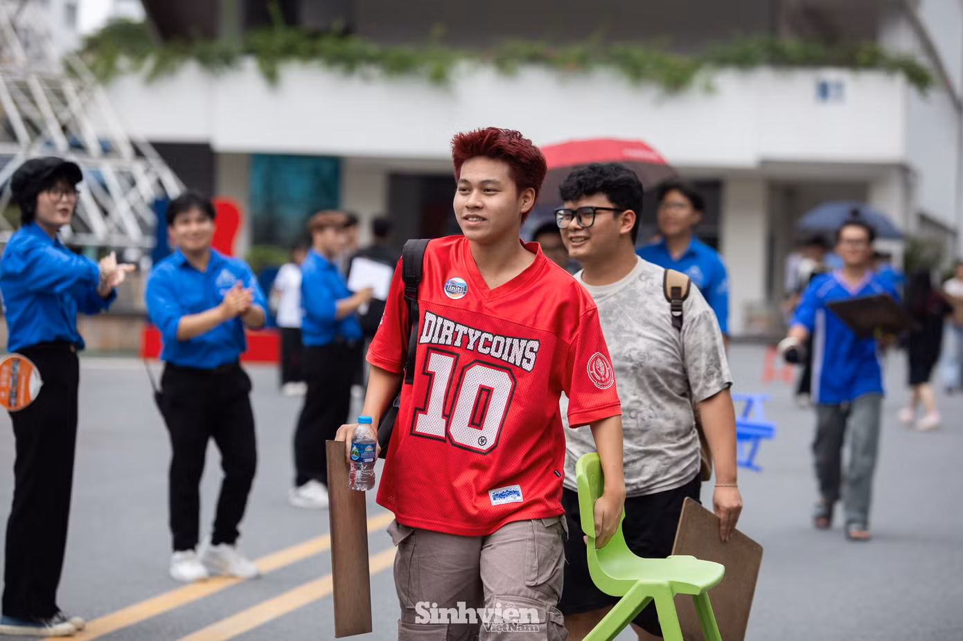 Sáng nay, hàng nghìn sĩ tử đã hoàn thành bài thi năng khiếu kéo dài 270 phút, một trong những điều kiện quan trọng để xét tuyển vào nhóm ngành Kiến trúc và Quy hoạch của HUCE. Buổi thi diễn ra nghiêm túc và kết thúc vào lúc 11 giờ 40. Sáng nay, hàng nghìn sĩ tử đã hoàn thành bài thi năng khiếu kéo dài 270 phút, một trong những điều kiện quan trọng để xét tuyển vào nhóm ngành Kiến trúc và Quy hoạch của HUCE. Buổi thi diễn ra nghiêm túc và kết thúc vào lúc 11 giờ 40.