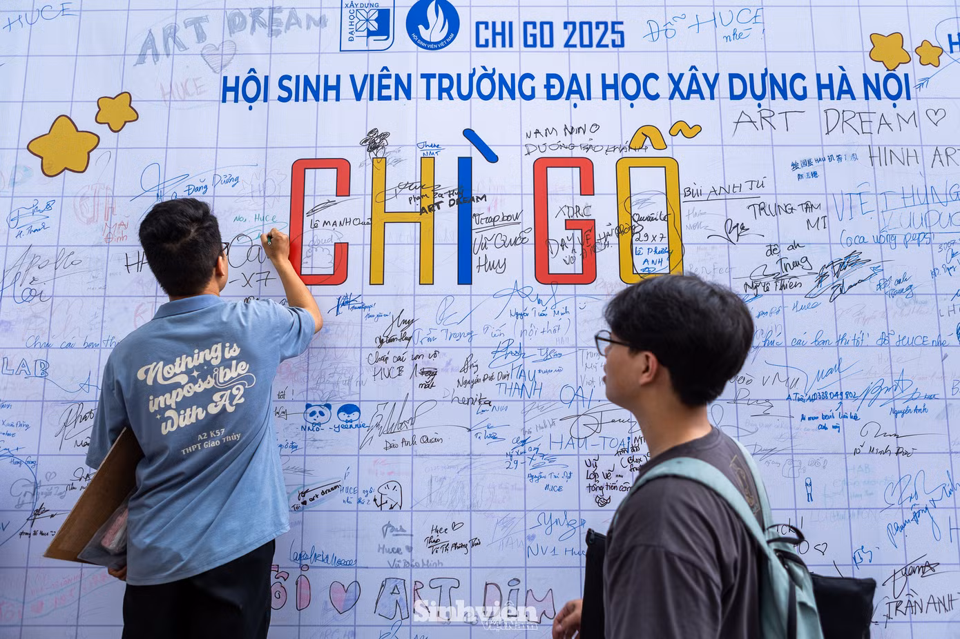 Nhiều thí sinh để lại chữ ký, gửi gắm hy vọng đỗ vào trường. Nhiều thí sinh để lại chữ ký, gửi gắm hy vọng đỗ vào trường.