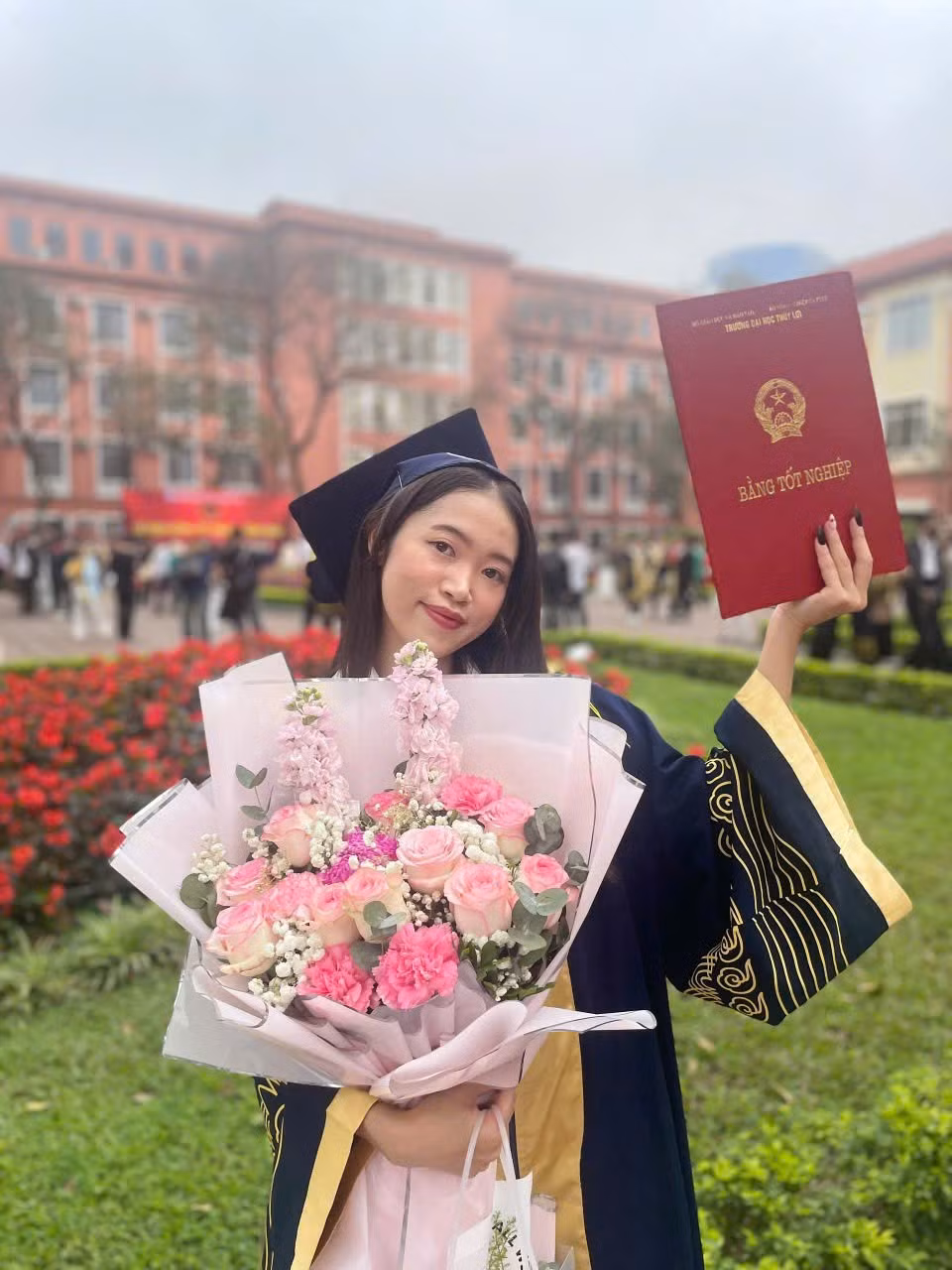 Meemee Thongvilayvan rạng rỡ trong Lễ tốt nghiệp tại Trường Đại học Thủy lợi – dấu mốc khép lại hành trình 4,5 năm học tập đầy nỗ lực trên đất Việt.