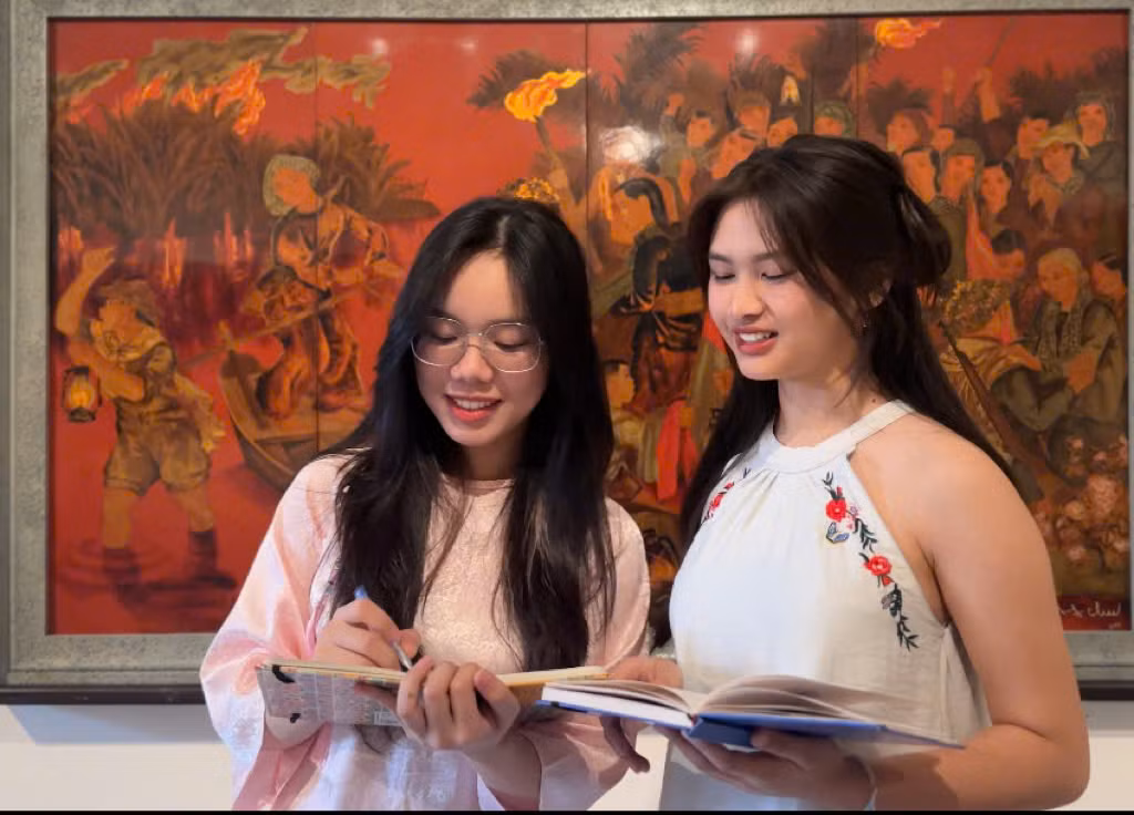 Phương Linh (bên trái) và bạn thường xuyên có những buổi gặp gỡ để trao đổi về phương pháp học tập, nghỉ ngơi hiệu quả trong Tết Nguyên đán 2025. Phương Linh (bên trái) và bạn thường xuyên có những buổi gặp gỡ để trao đổi về phương pháp học tập, nghỉ ngơi hiệu quả trong Tết Nguyên đán 2025.