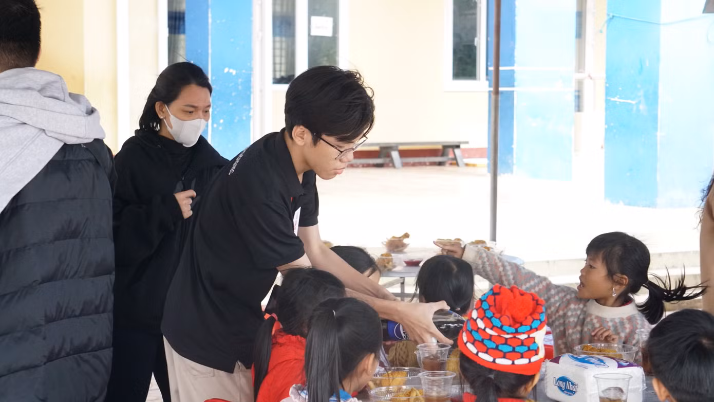 Trí Dũng trong hoạt động thiện nguyện “Thắp sáng vùng cao”. Trí Dũng trong hoạt động thiện nguyện “Thắp sáng vùng cao”.