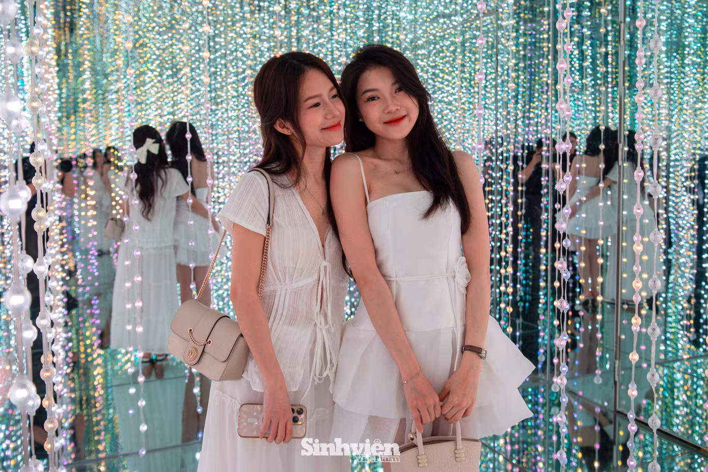 Sau thời gian chụp ảnh và trải nghiệm triển lãm, bạn Vương Đào (quận Cầu Giấy) đánh giá đây là một trải nghệm thú vị. "Mỗi phòng cho mình một trải nghiệm và ấn tượng khác nhau nên mình thấy phòng nào cũng đẹp. Mình ấn tượng nhất là với phòng có dây đèn thả treo, rất nhiều đèn và ánh sáng rất đẹp." - Vương Đào chia sẻ.