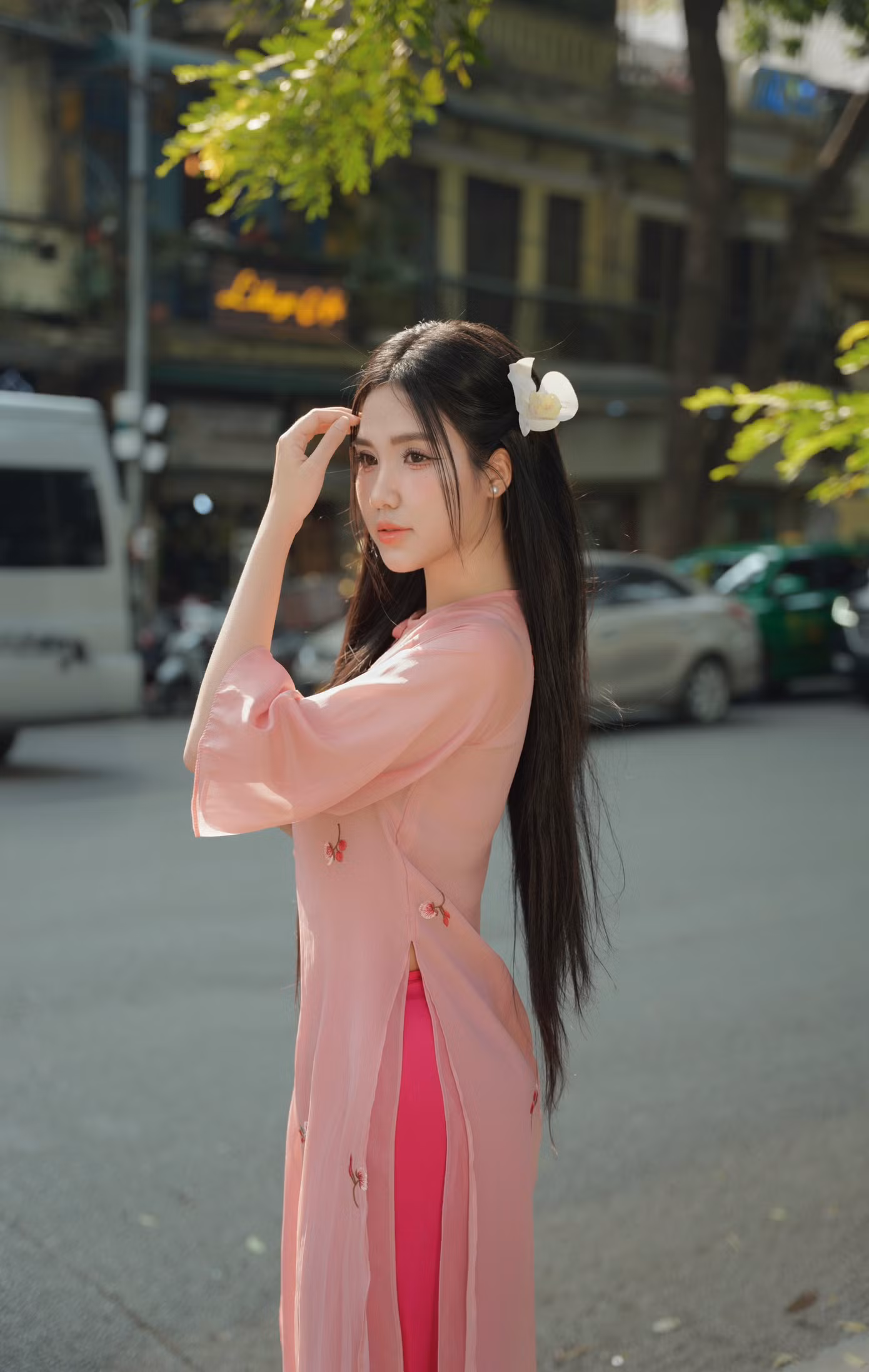 Áo dài không chỉ là trang phục, mà còn là cách để mỗi người con Việt lưu giữ và tự hào về bản sắc dân tộc. Áo dài không chỉ là trang phục, mà còn là cách để mỗi người con Việt lưu giữ và tự hào về bản sắc dân tộc.