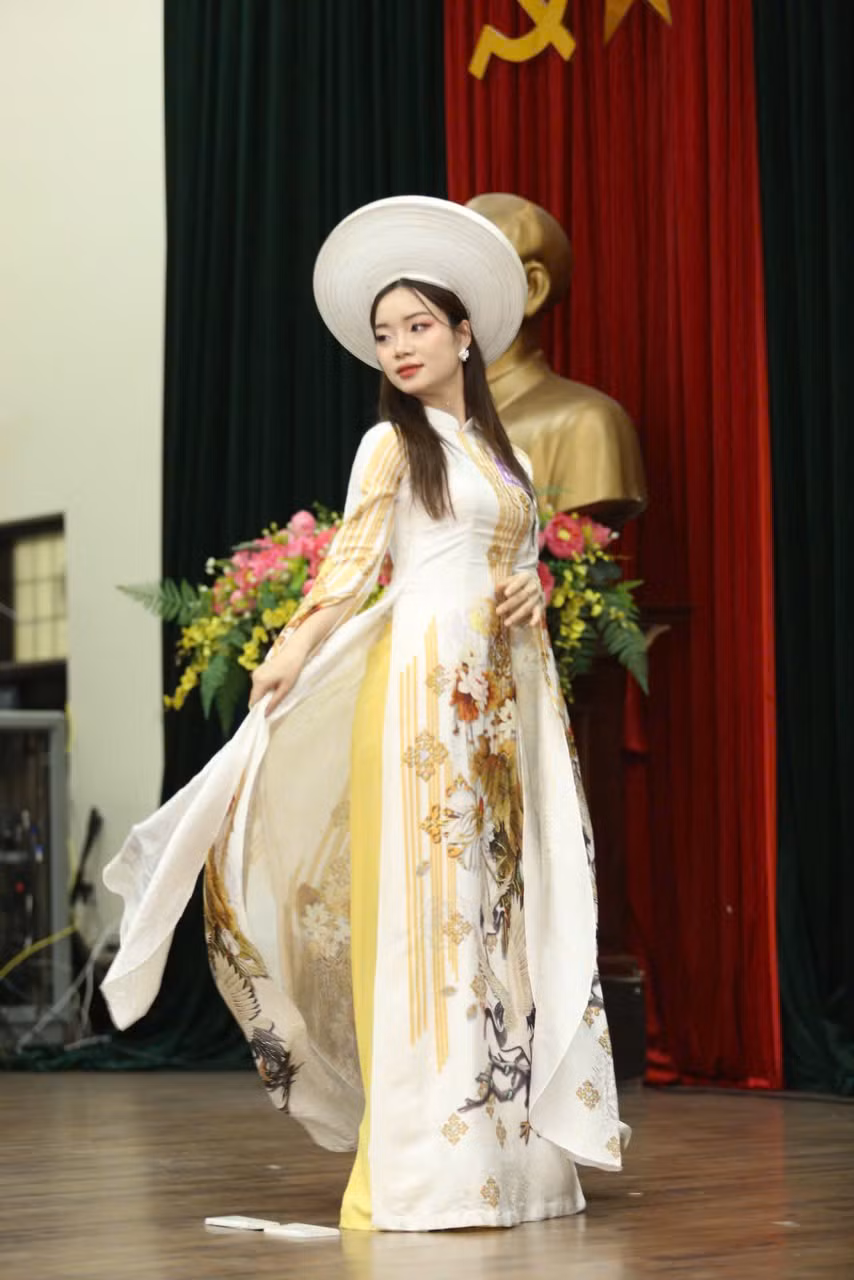 Á khôi Minh Ngọc tự tin trong phần thi áo dài.