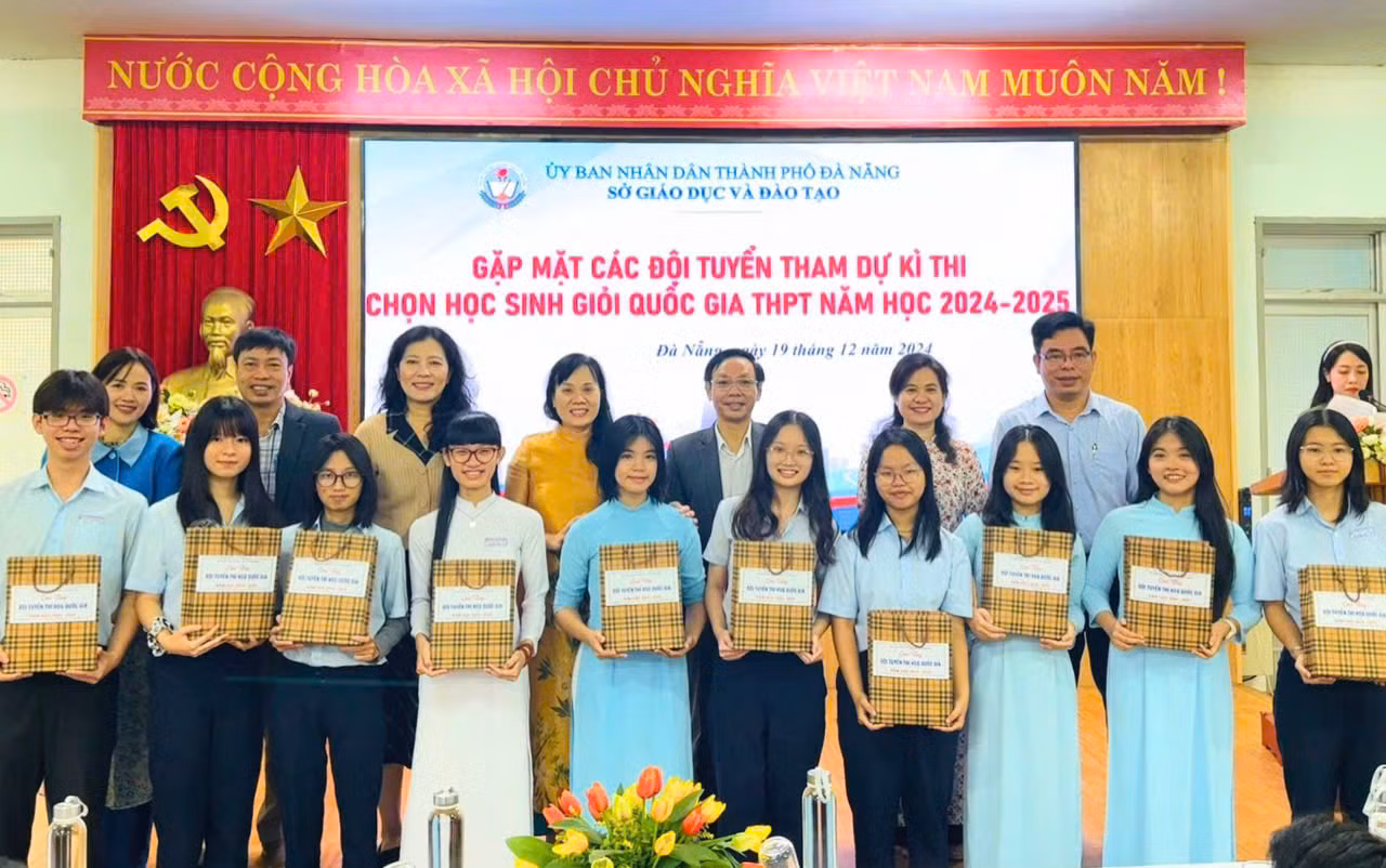 Sally (hàng dưới, thứ 2 từ trái sang) cùng đội tuyển nhận quà động viên trước khi thi học sinh giỏi quốc gia.