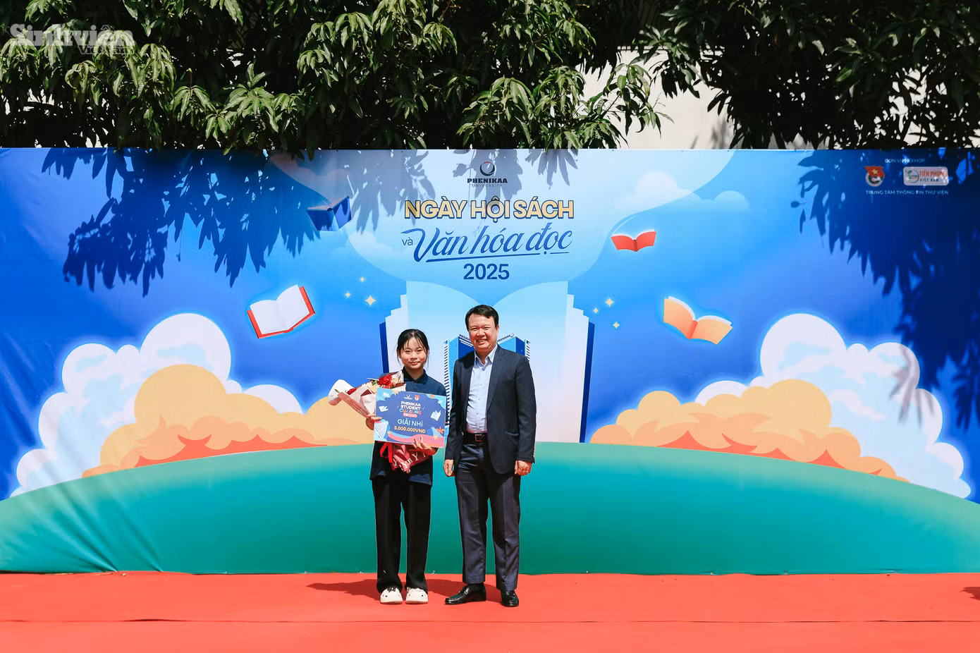 Điểm nhấn đặc biệt trong chương trình khai mạc còn là lễ trao giải cuộc thi sáng tác ấn phẩm truyền thông Phenikaa Student Council 2025 với chủ đề "Văn hóa học đường năm học 2024 - 2025". Cuộc thi ý nghĩa này được tổ chức nhằm khuyến khích sinh viên thể hiện nhận thức sâu sắc và những nét đẹp văn hóa học đường thông qua các sản phẩm truyền thông sáng tạo. Ban tổ chức đã vinh danh 12 tác phẩm xuất sắc nhất, các tác phẩm được đánh giá cao bởi khả năng truyền tải trọn vẹn thông điệp và tạo ấn tượng mạnh mẽ đối với người xem.