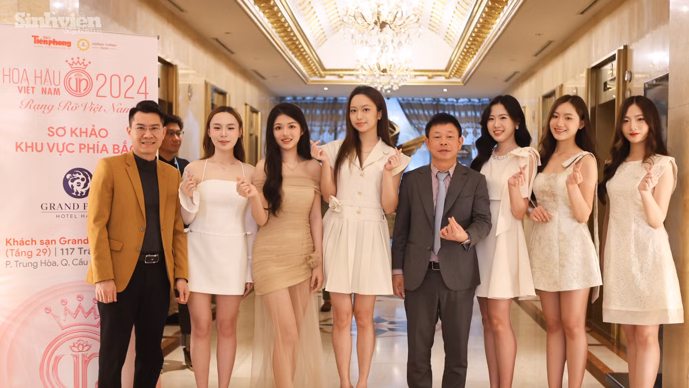 Nhà báo Phùng Công Sưởng - Tổng Biên tập báo Tiền Phong, Trưởng Ban Tổ chức cuộc thi Hoa hậu Việt Nam năm 2024 động viên tinh thần các thí sinh trước 'giờ G'.