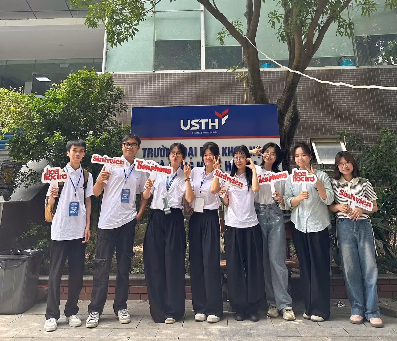 Quỳnh Trang và các bạn thực tập sinh Báo Tiền Phong tại sự kiện Tư vấn Tuyển sinh của Trường Đại học Khoa học và Công nghệ Hà Nội (USTH).