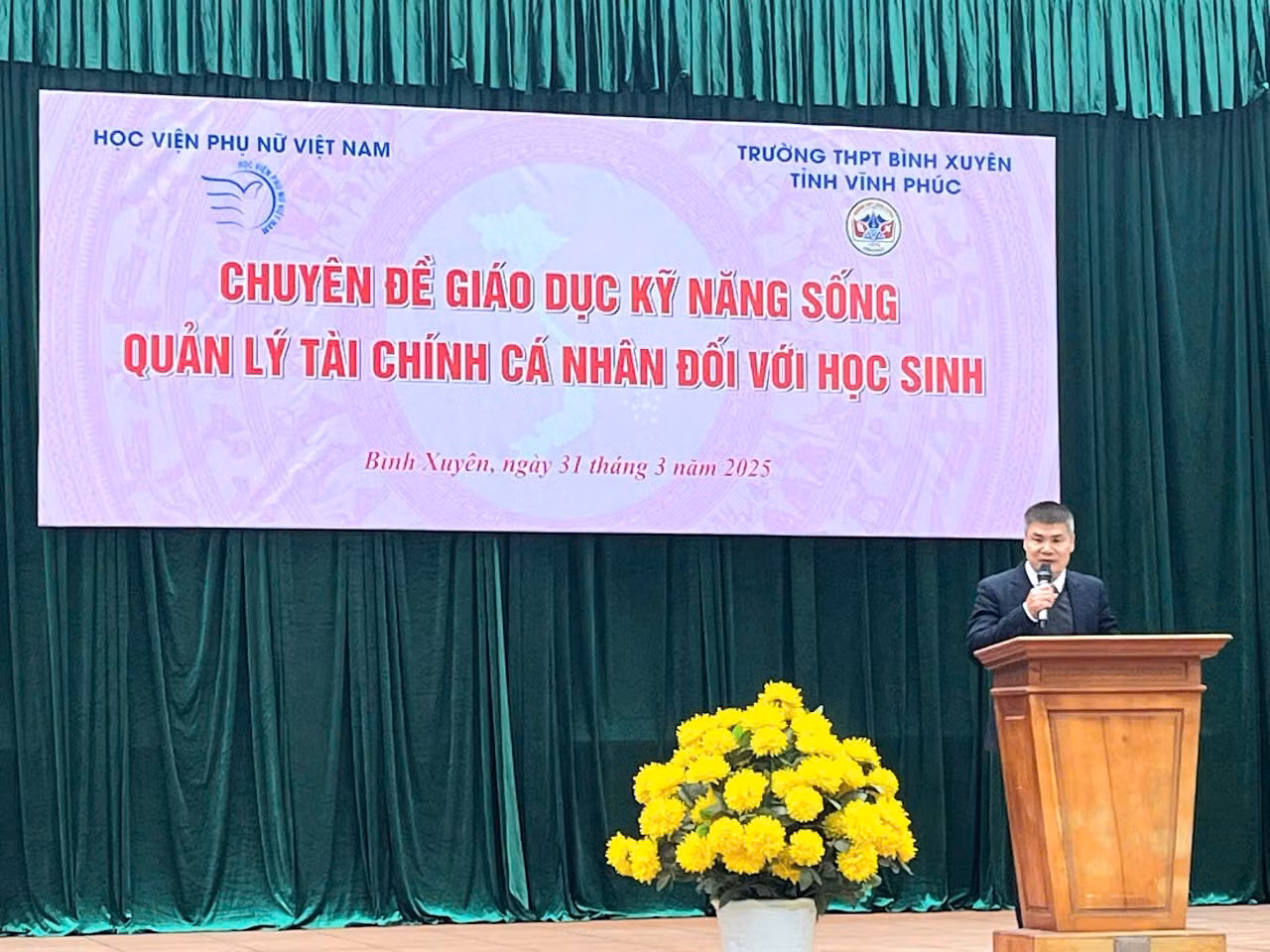PGS. TS. Lại Xuân Thủy – Phó Trưởng khoa Quản trị kinh doanh, Học viện Phụ nữ Việt Nam phát biểu với thầy và trò trường THPT Bình Xuyên, tỉnh Vĩnh Phúc. Ảnh: Hoài An PGS. TS. Lại Xuân Thủy – Phó Trưởng khoa Quản trị kinh doanh, Học viện Phụ nữ Việt Nam phát biểu với thầy và trò trường THPT Bình Xuyên, tỉnh Vĩnh Phúc. Ảnh: Hoài An