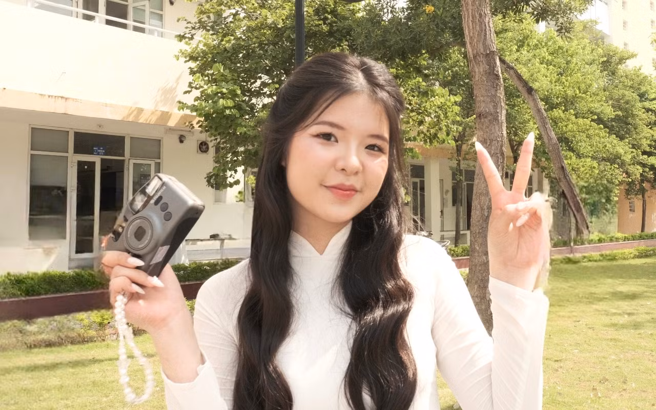 Huyền Thương tại khuôn viên trường THPT chuyên Trần Phú. Huyền Thương tại khuôn viên trường THPT chuyên Trần Phú.